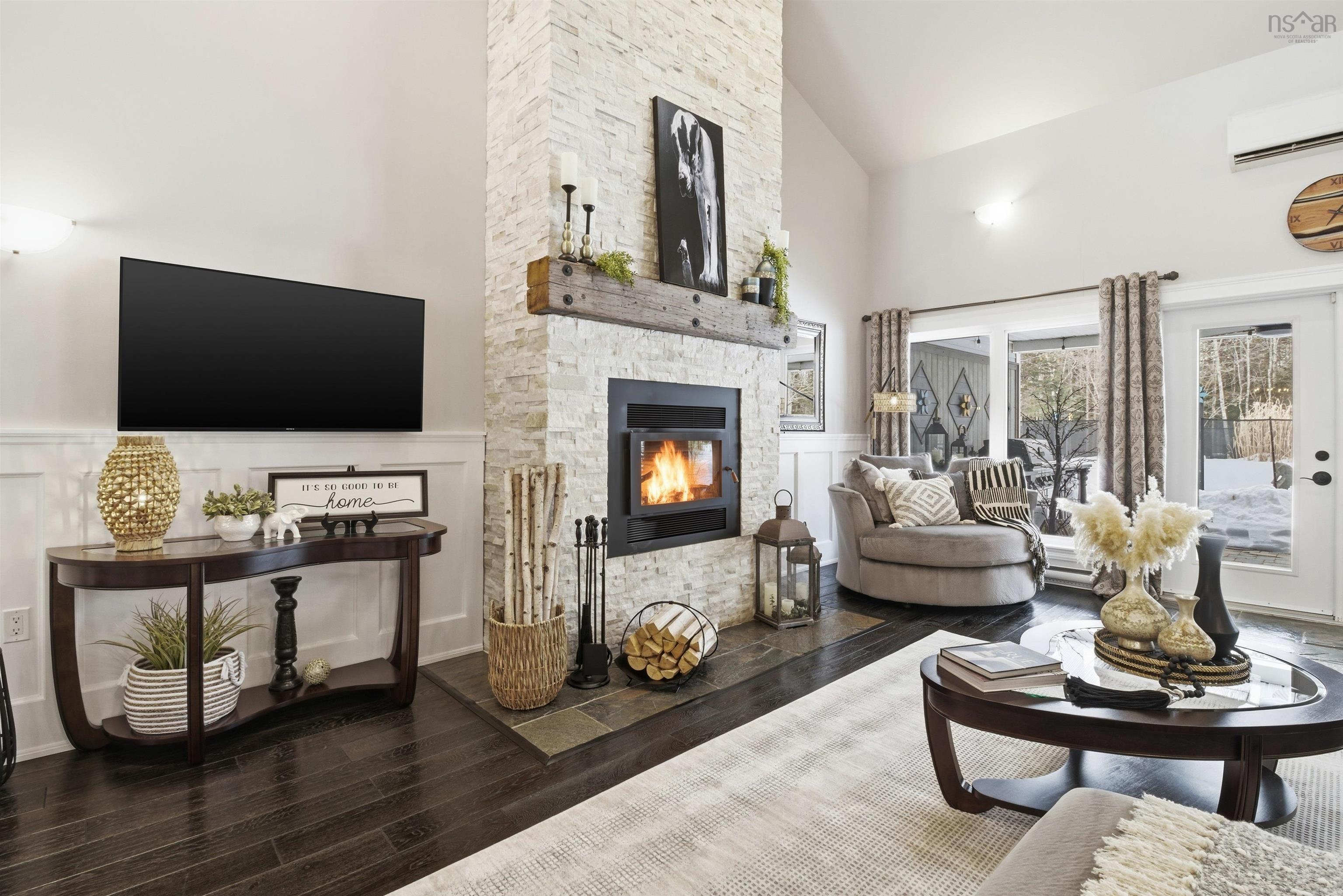 $995,000.00: 915 Bradley Street, Wilmot