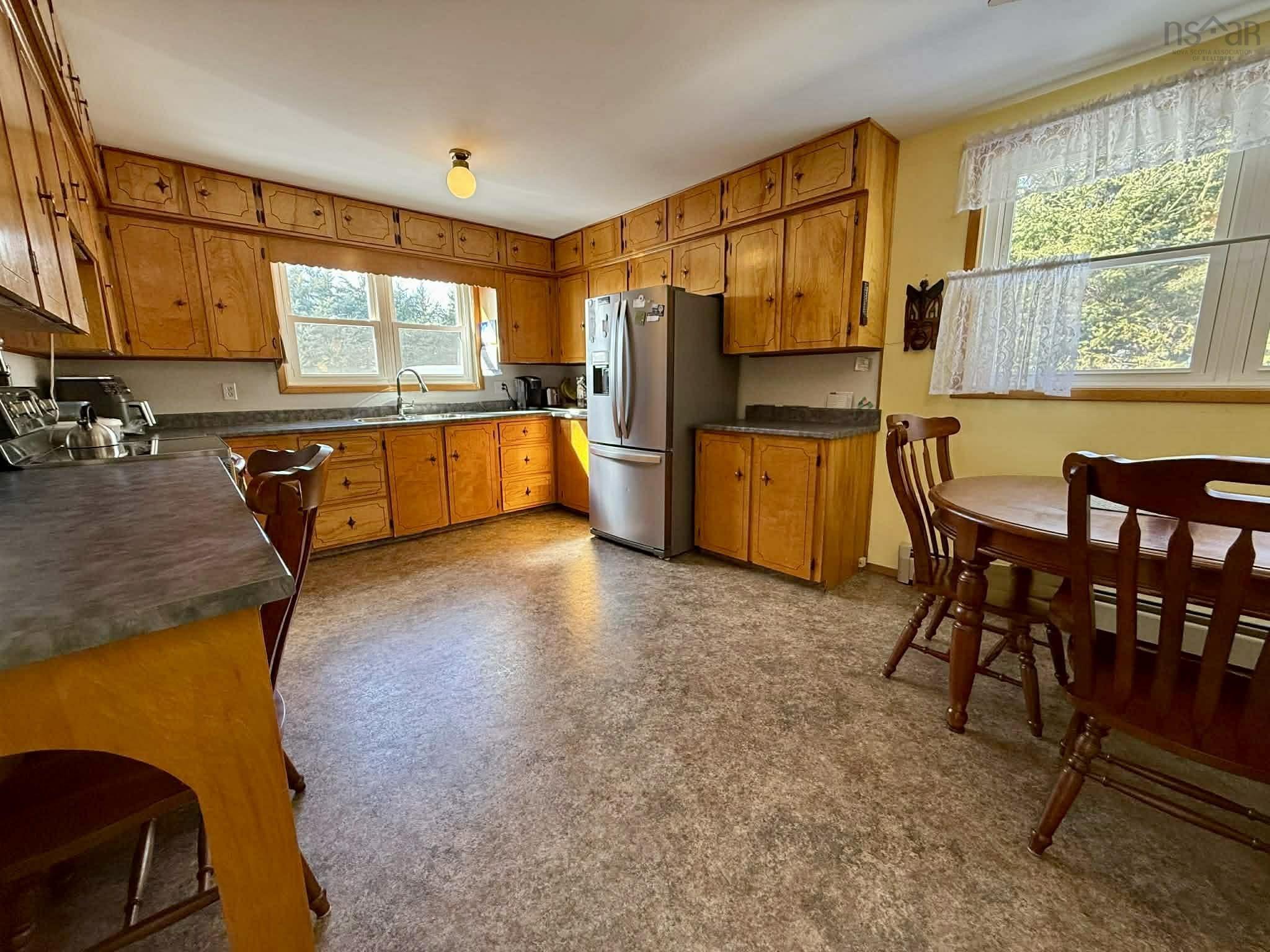 $392,500.00: 9 Crystal Lake Drive, Brookfield