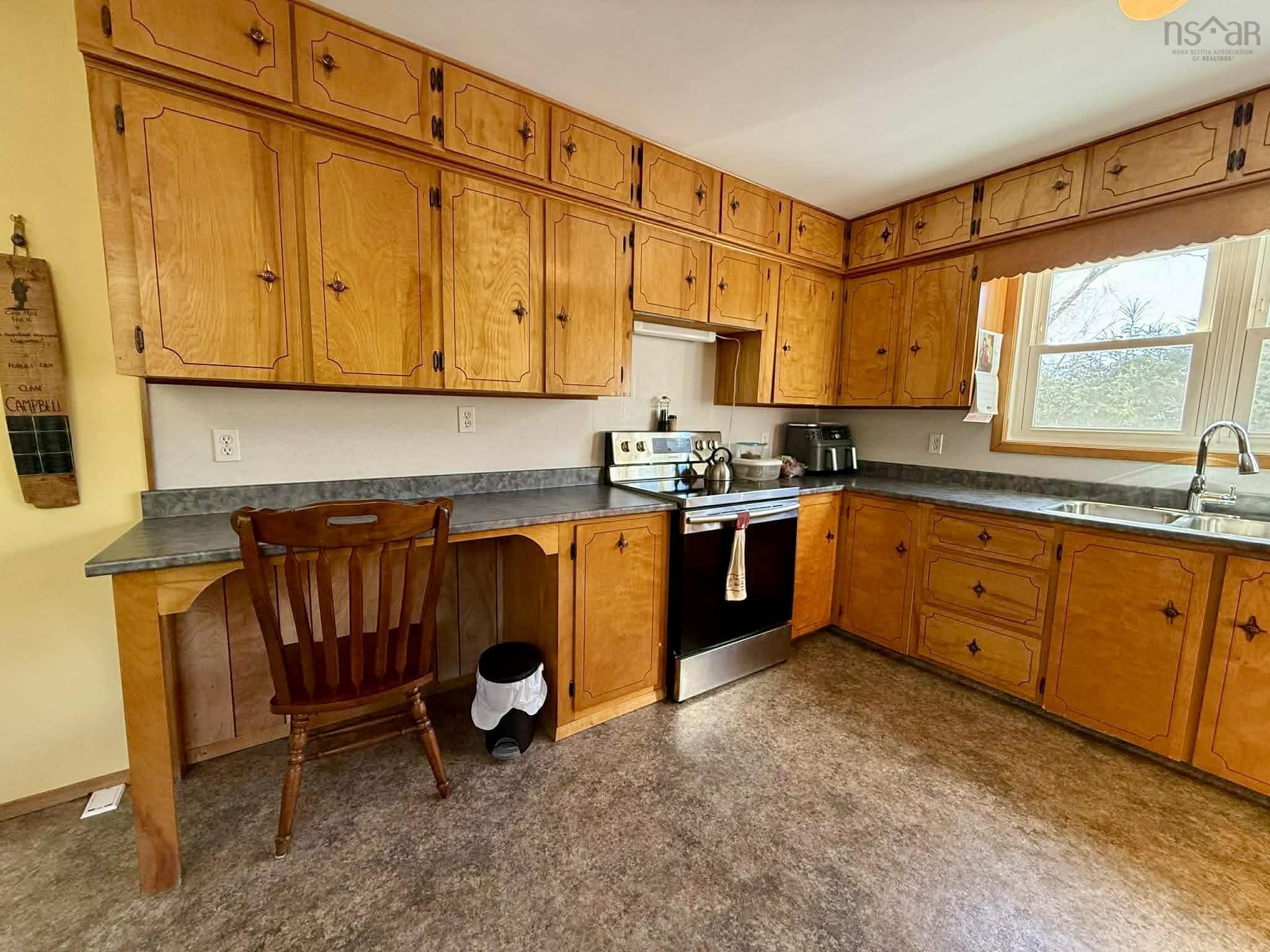 $392,500.00: 9 Crystal Lake Drive, Brookfield