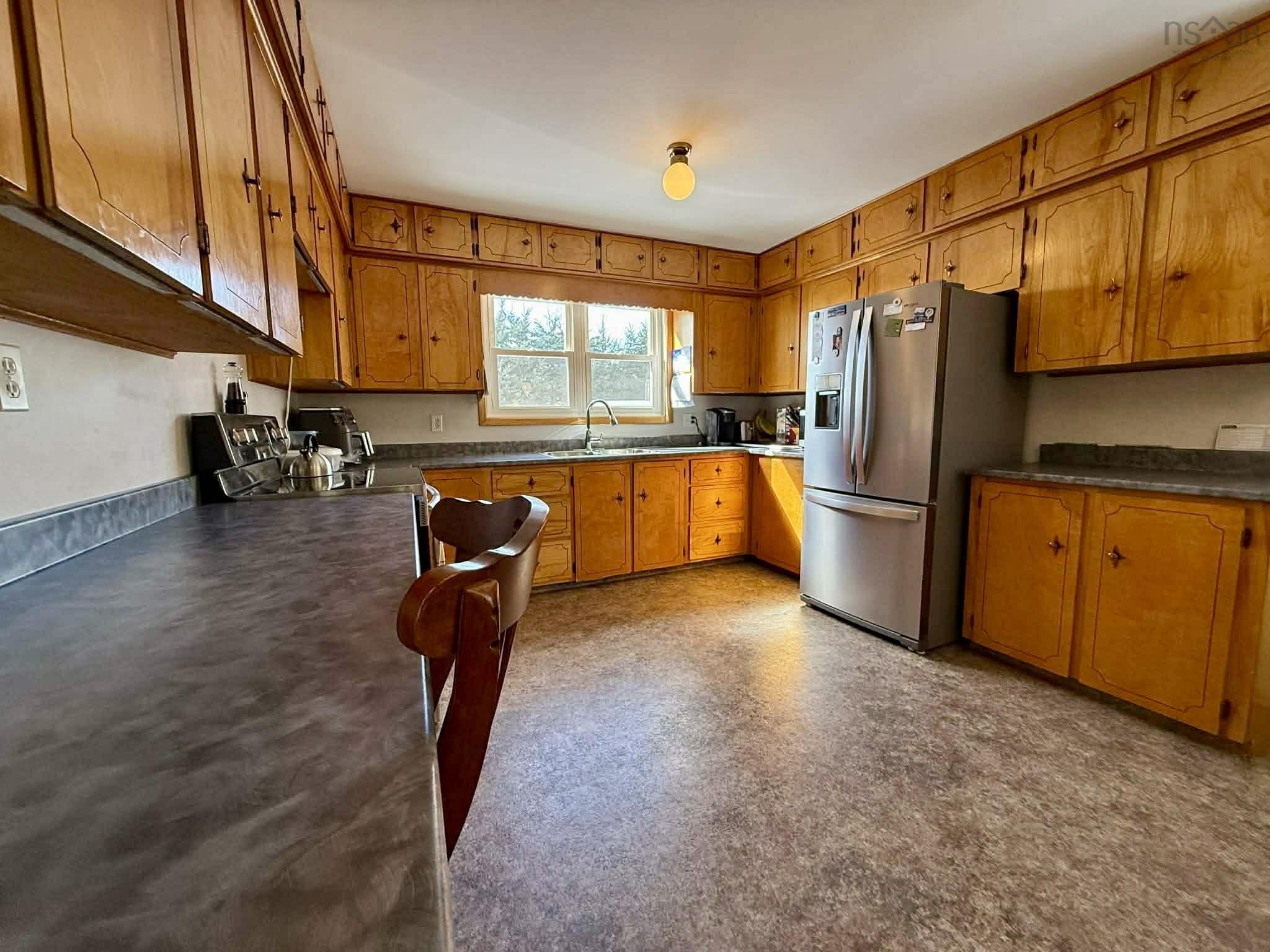 $392,500.00: 9 Crystal Lake Drive, Brookfield