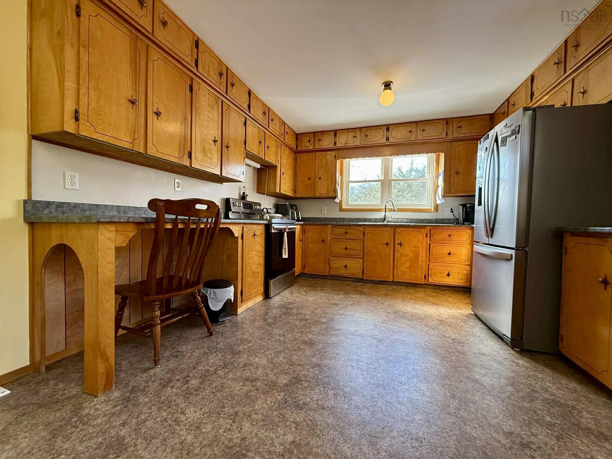 $392,500.00: 9 Crystal Lake Drive, Brookfield