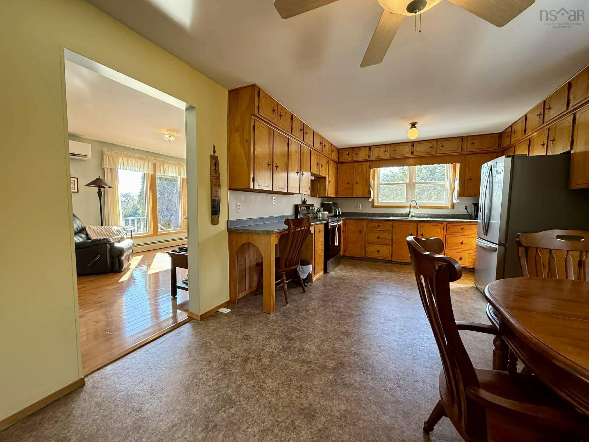 $392,500.00: 9 Crystal Lake Drive, Brookfield