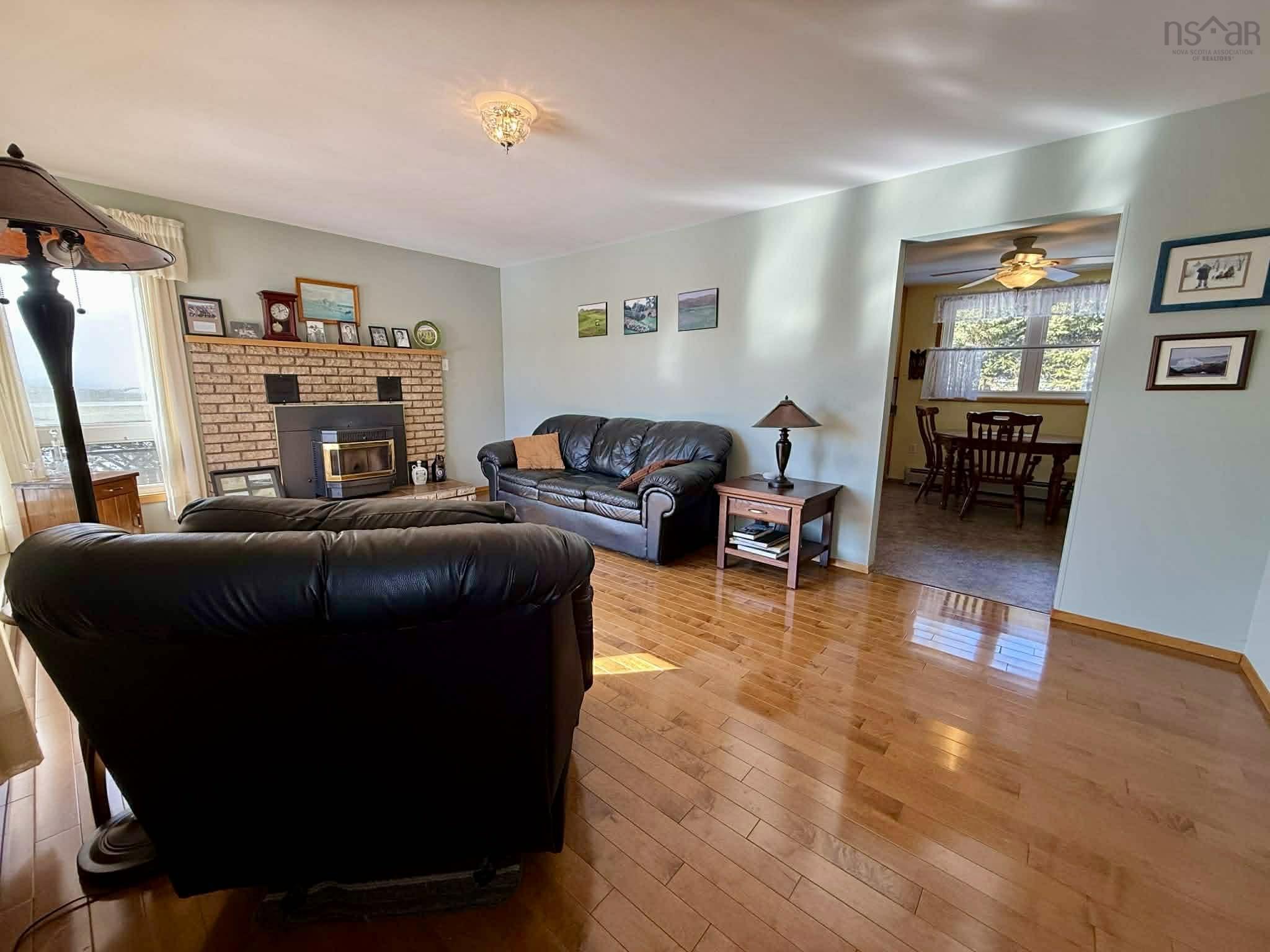 $392,500.00: 9 Crystal Lake Drive, Brookfield