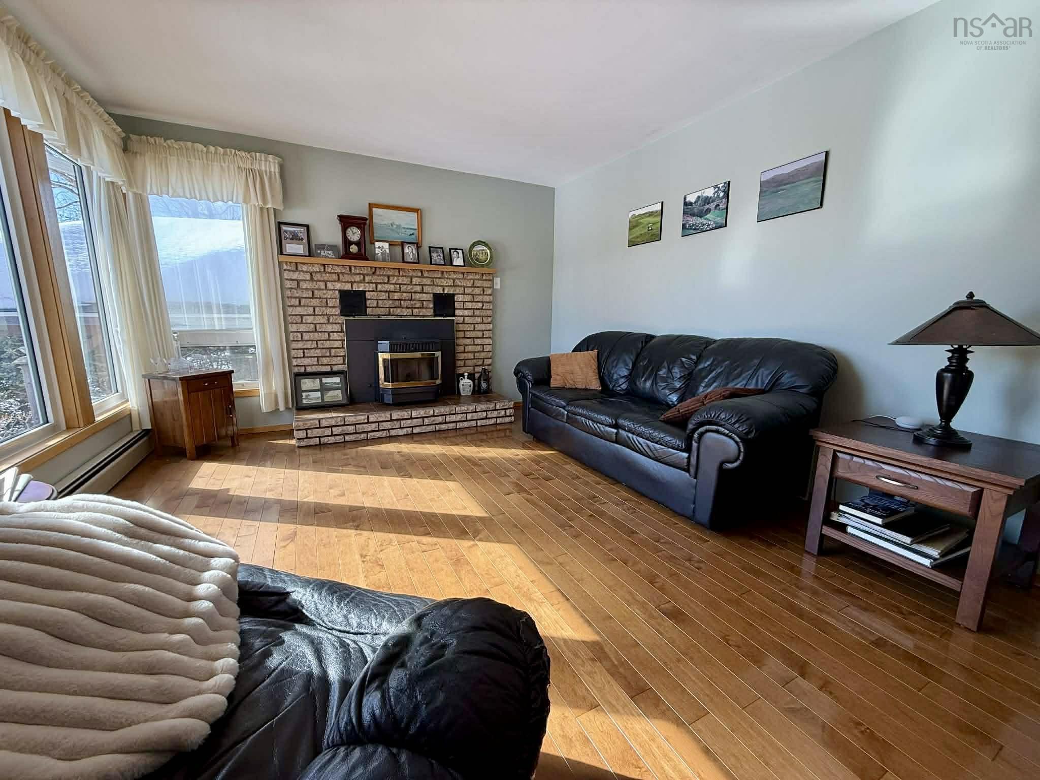 $392,500.00: 9 Crystal Lake Drive, Brookfield