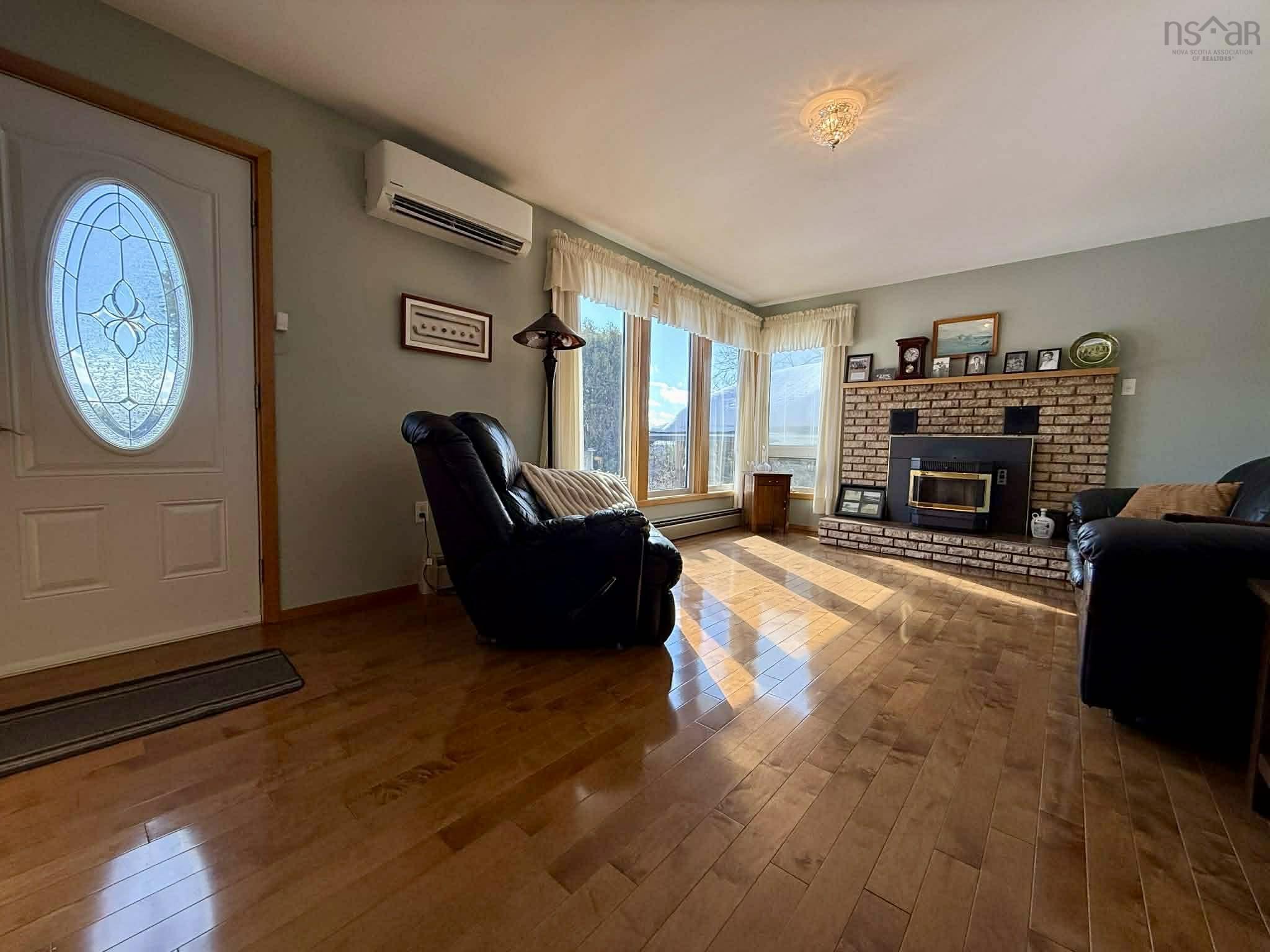 $392,500.00: 9 Crystal Lake Drive, Brookfield