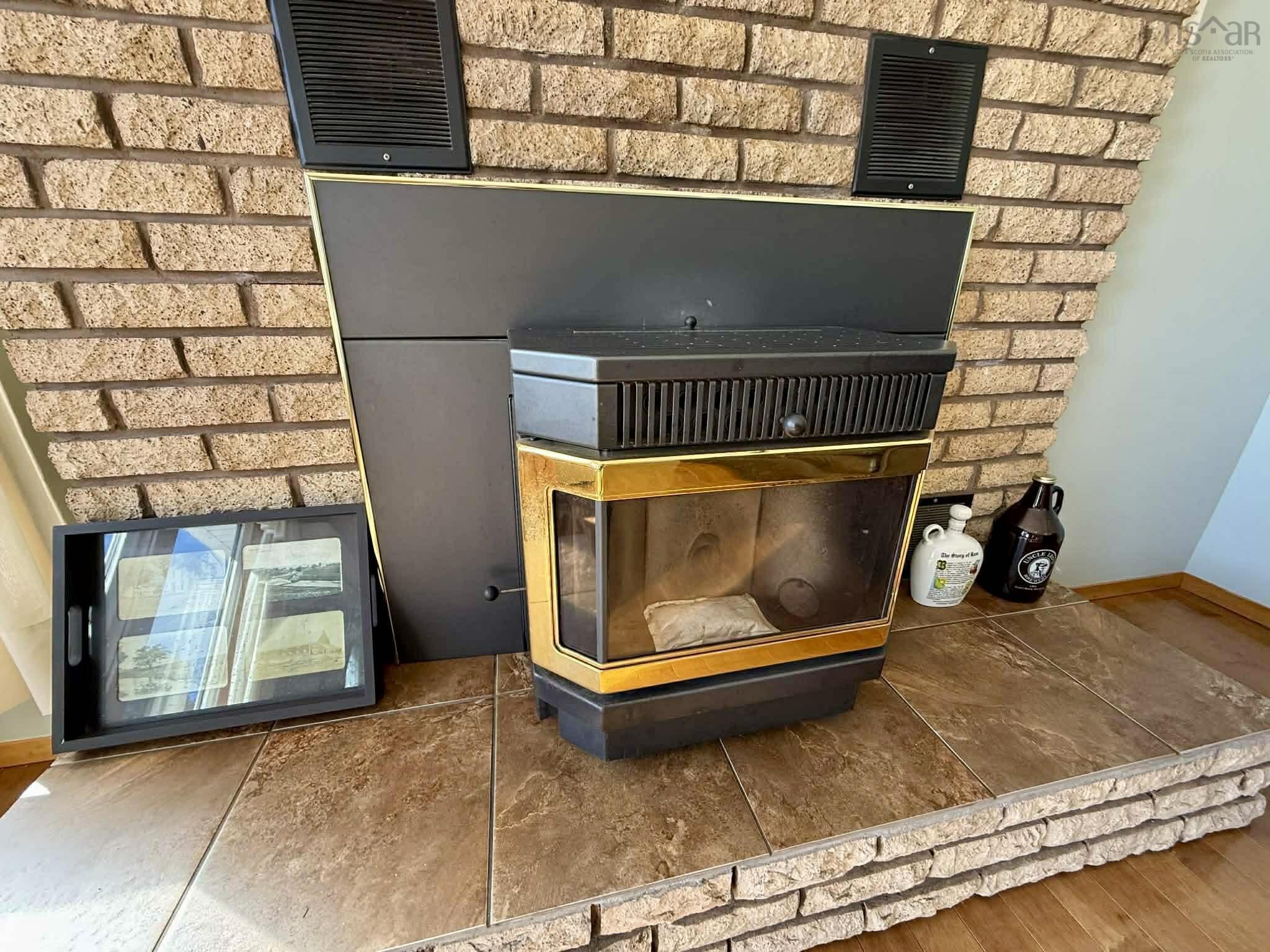 $392,500.00: 9 Crystal Lake Drive, Brookfield