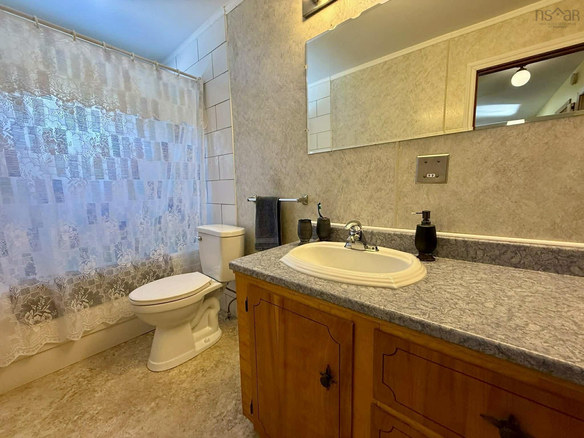 $392,500.00: 9 Crystal Lake Drive, Brookfield