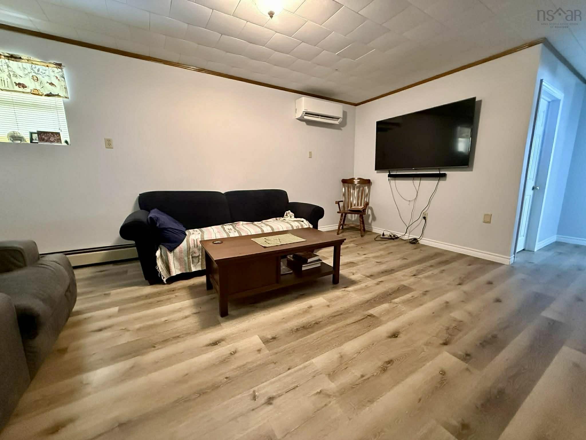 $392,500.00: 9 Crystal Lake Drive, Brookfield