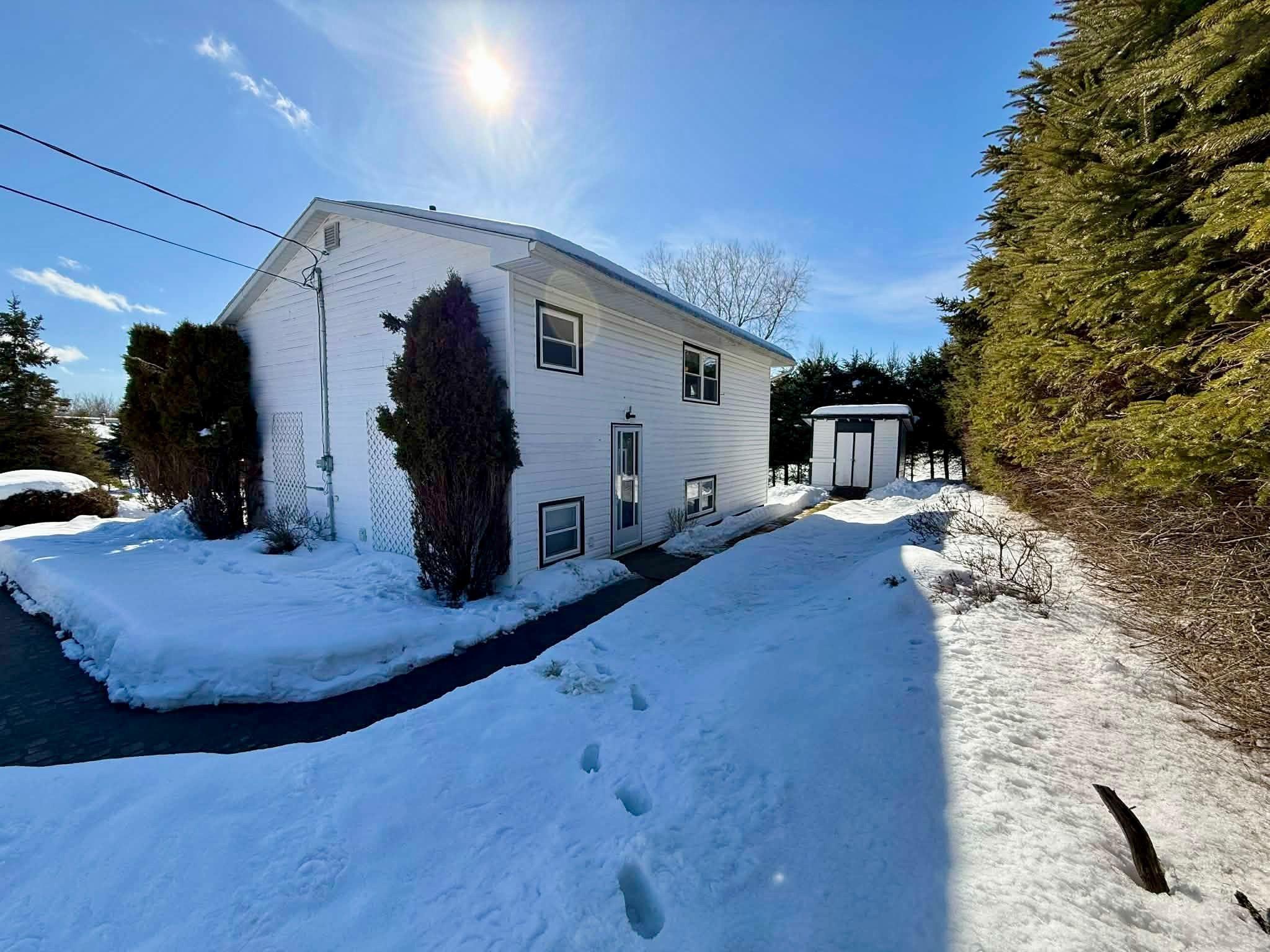 $392,500.00: 9 Crystal Lake Drive, Brookfield