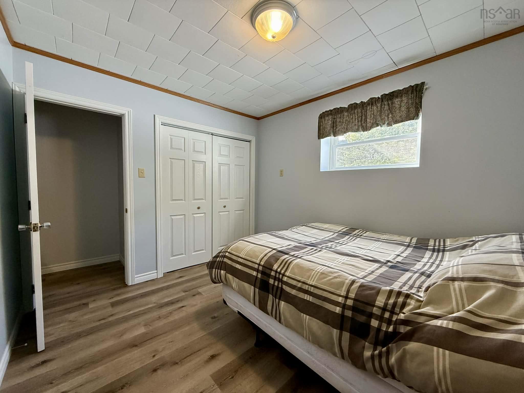 $392,500.00: 9 Crystal Lake Drive, Brookfield