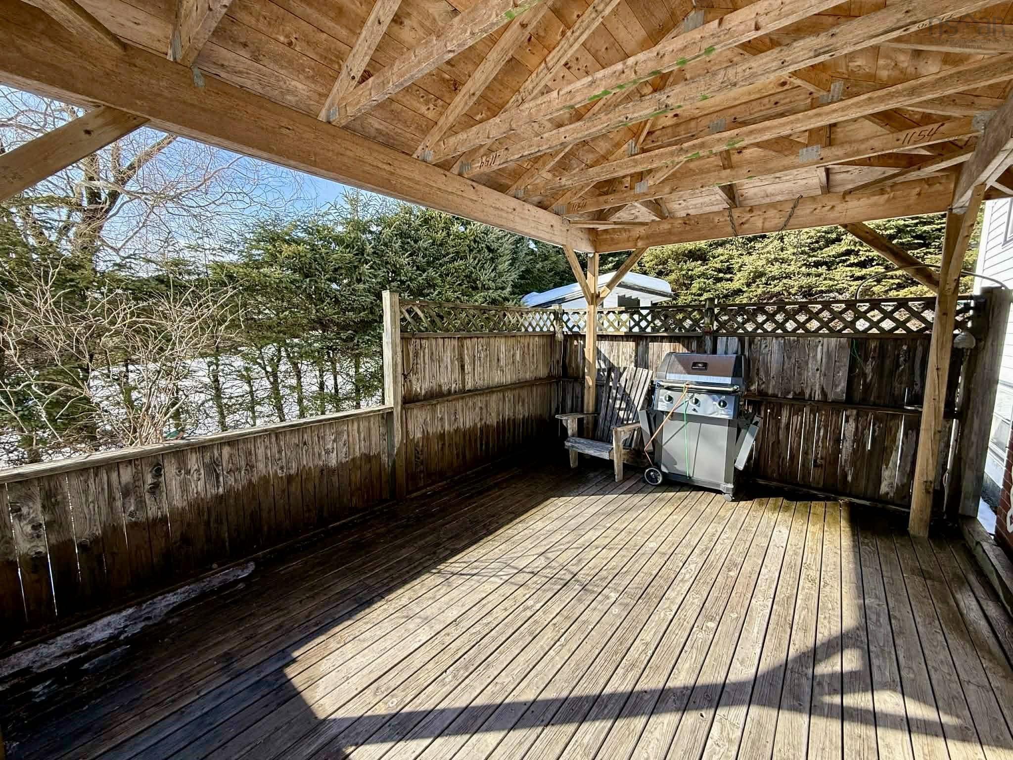 $392,500.00: 9 Crystal Lake Drive, Brookfield