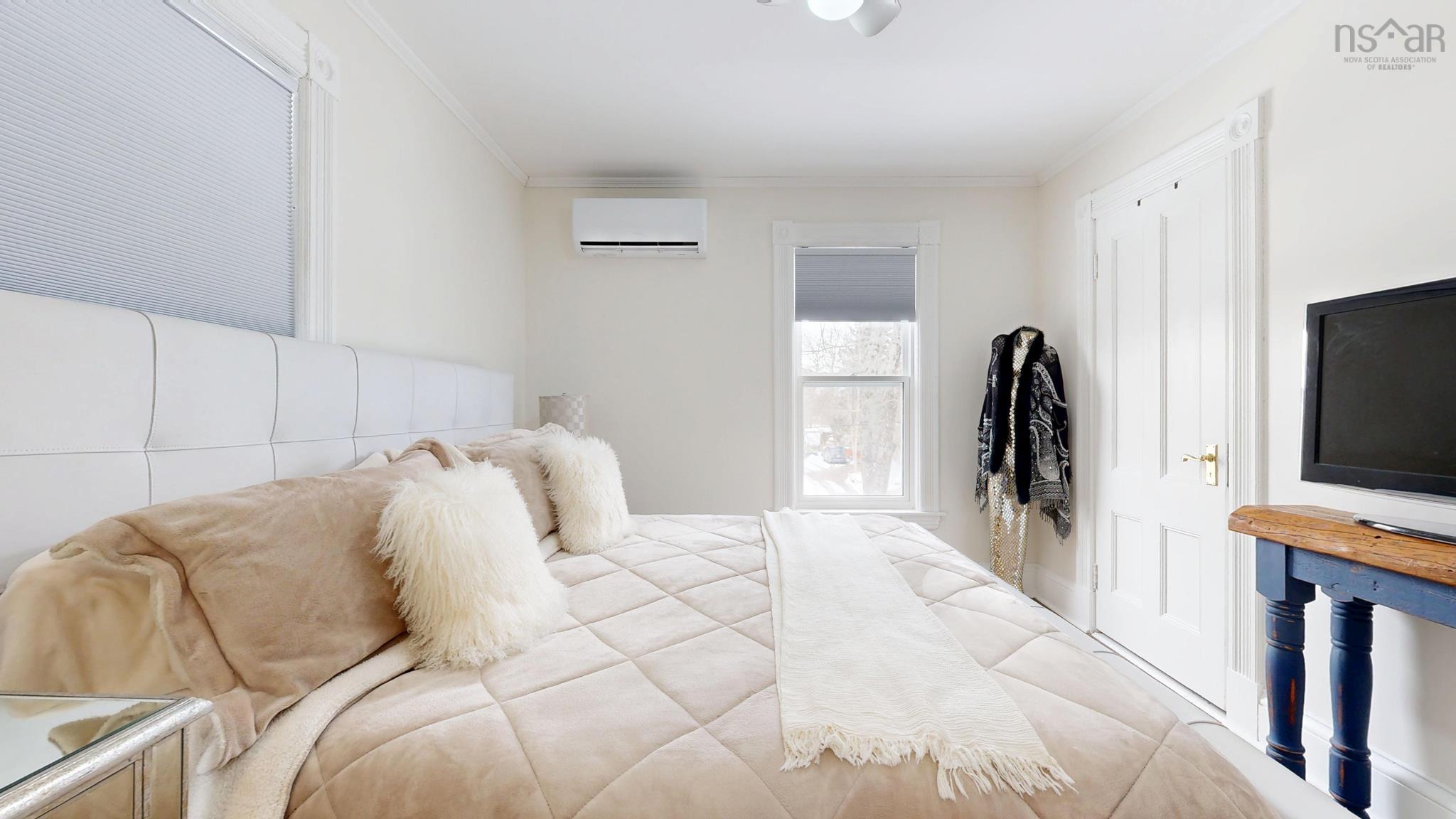 $574,900.00: 1484 Bridge Street, Kingston