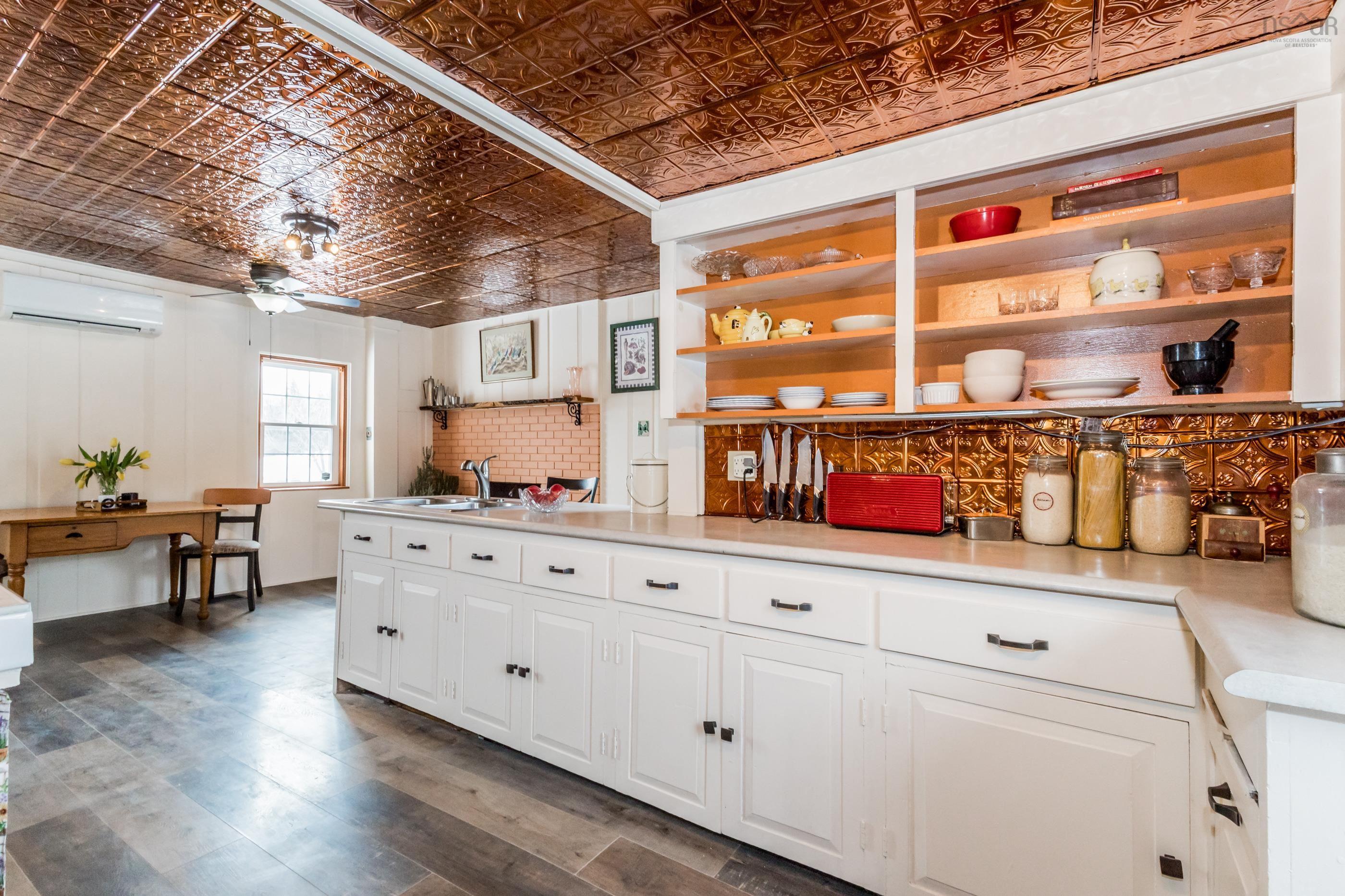 $524,900.00: 1665 Highway 362, Victoria Vale