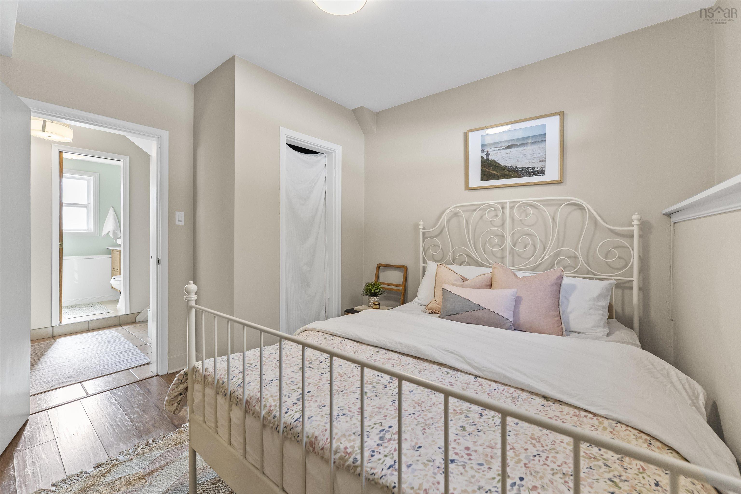 $569,900.00: 61 Helene Avenue, Woodlawn