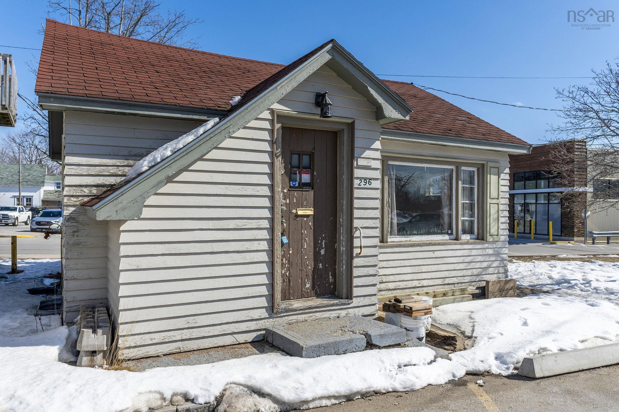 $299,900.00: 296-300 Main Street, Middleton