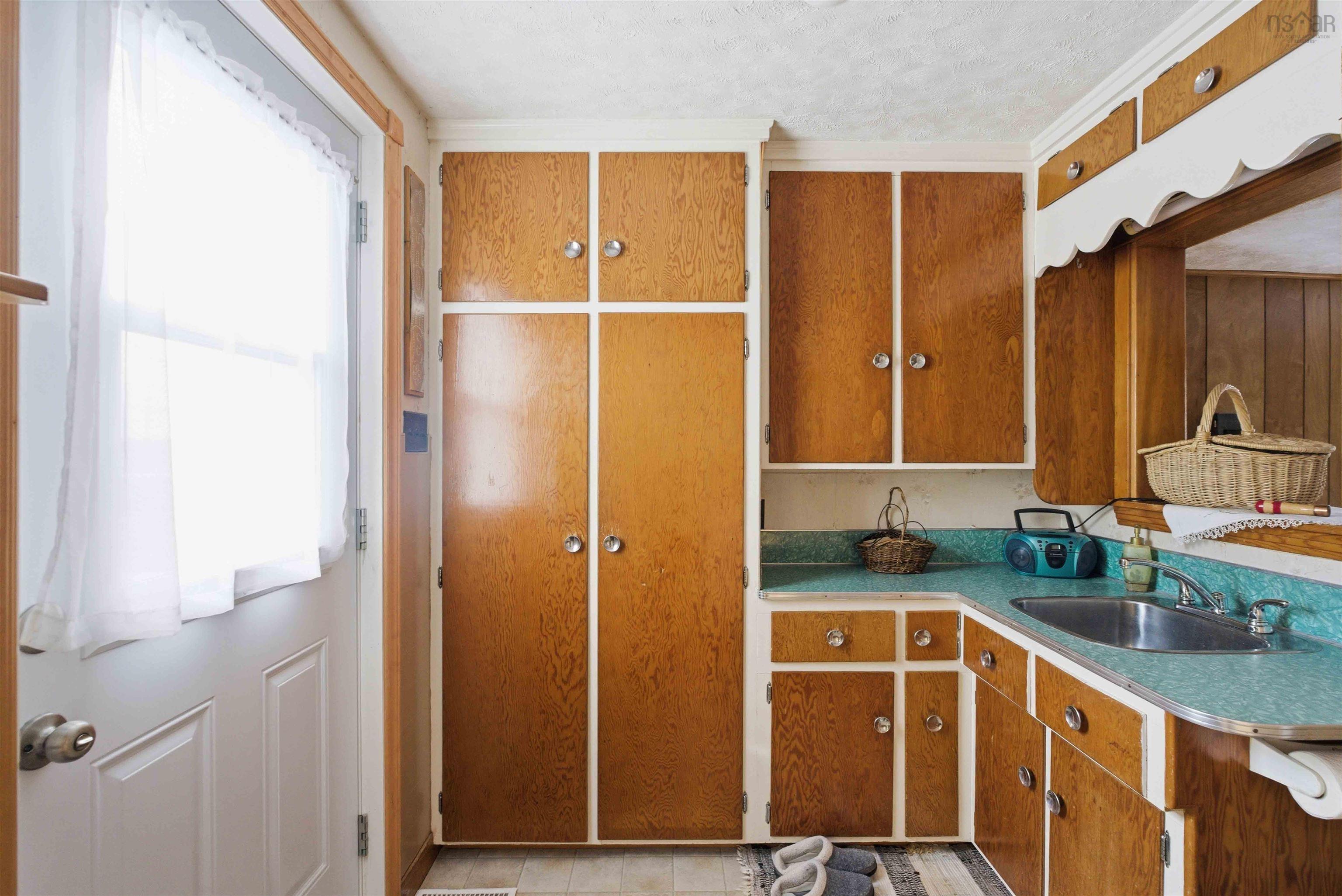 $375,000.00: 1535 Victoria Road, Dempseys Corner