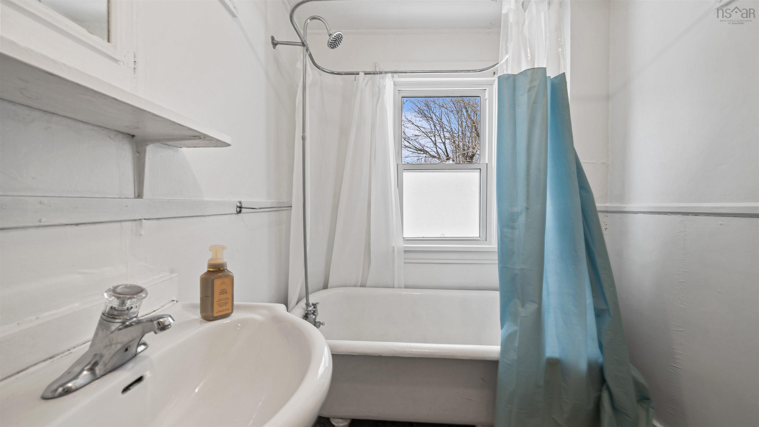 $279,900.00: 10101 Highway 221, Habitant