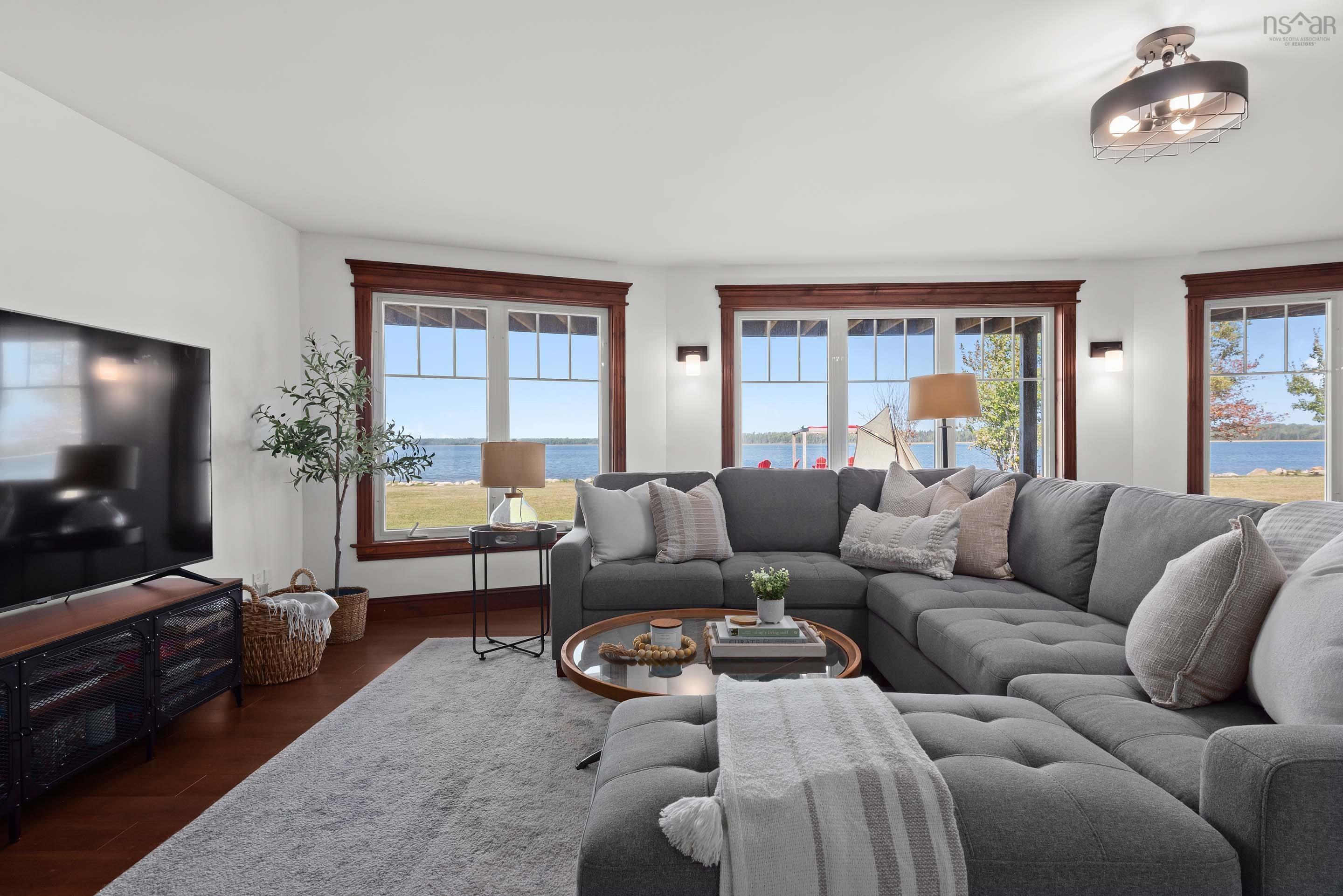 $1,095,000.00: 13573 Highway 6, Wallace Bridge