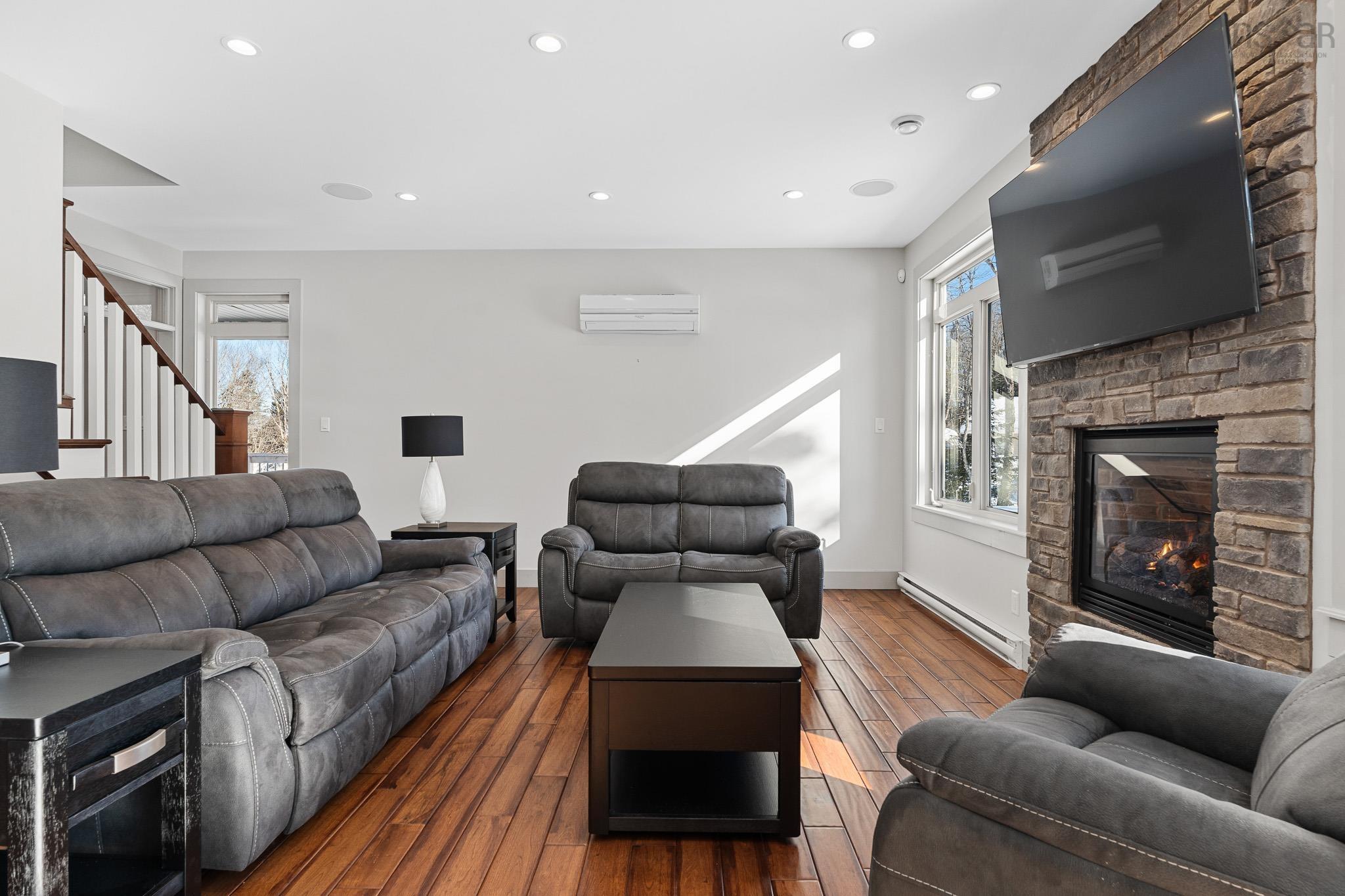 $975,000.00: 999 Hilltop Road, Sutherland Lake