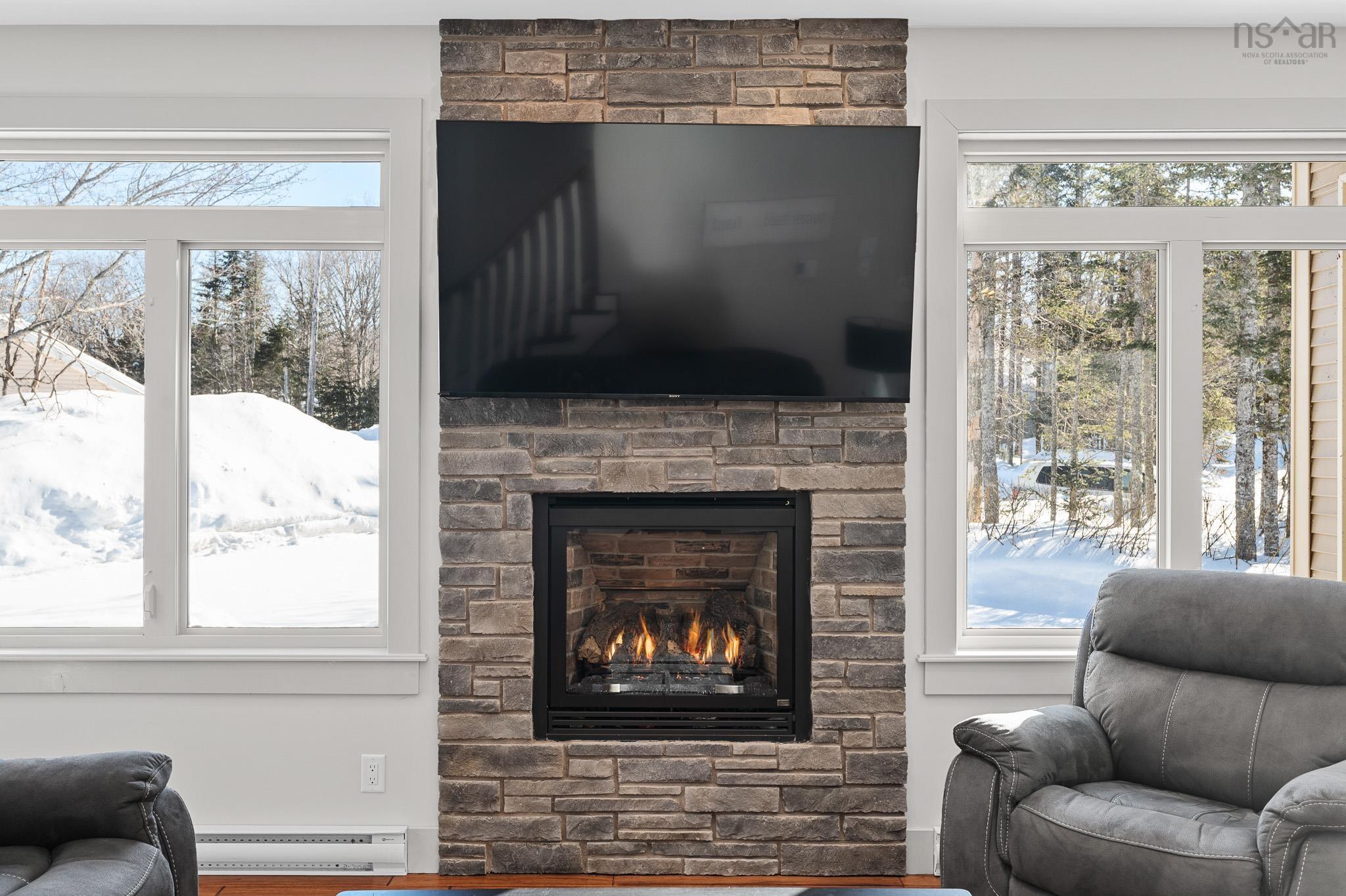 $975,000.00: 999 Hilltop Road, Sutherland Lake