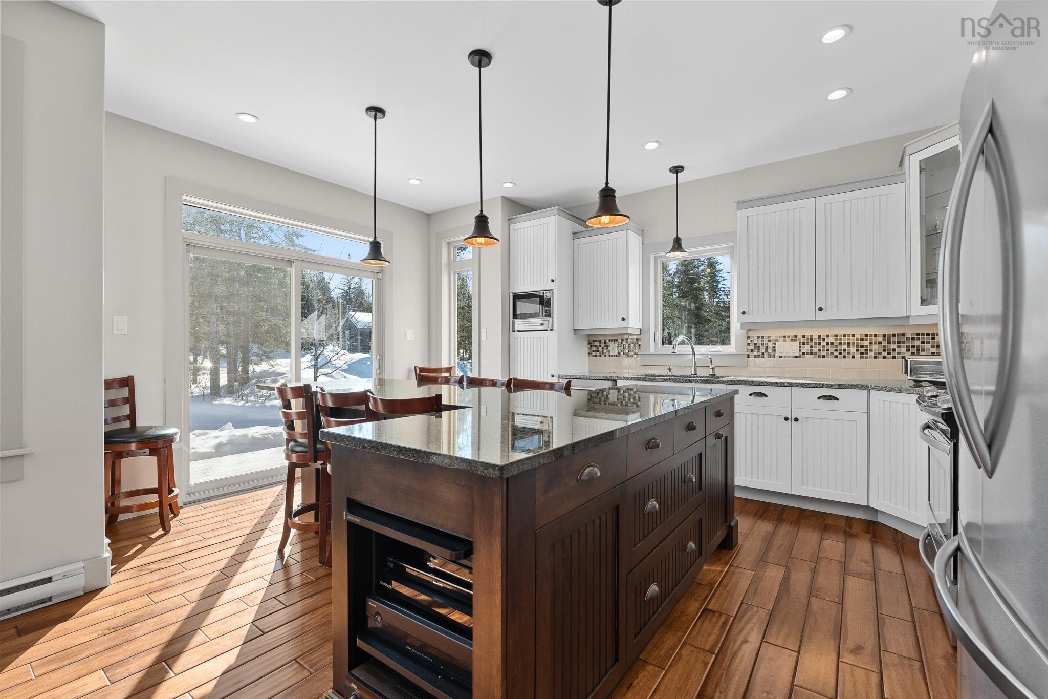 $975,000.00: 999 Hilltop Road, Sutherland Lake