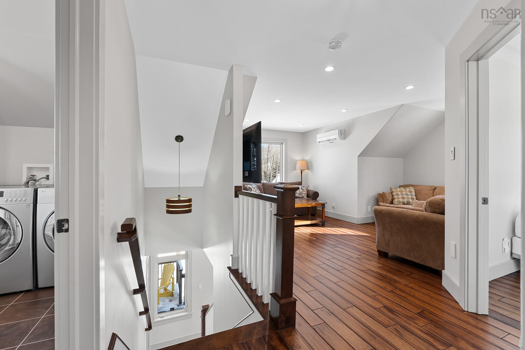 $975,000.00: 999 Hilltop Road, Sutherland Lake