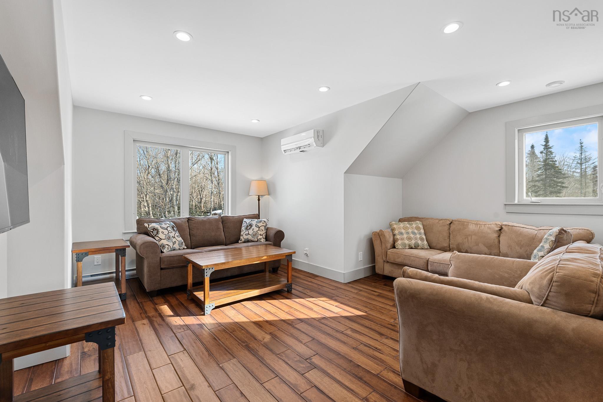 $975,000.00: 999 Hilltop Road, Sutherland Lake