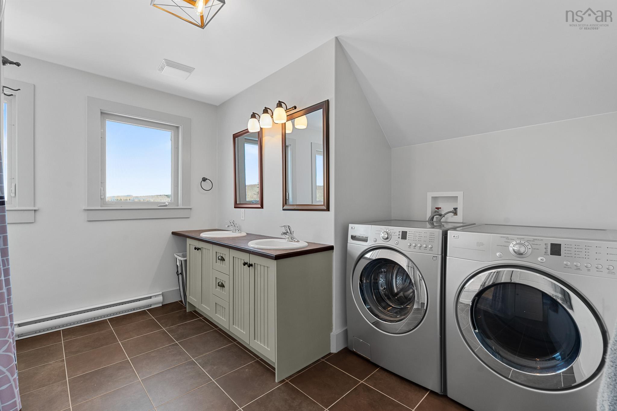 $975,000.00: 999 Hilltop Road, Sutherland Lake