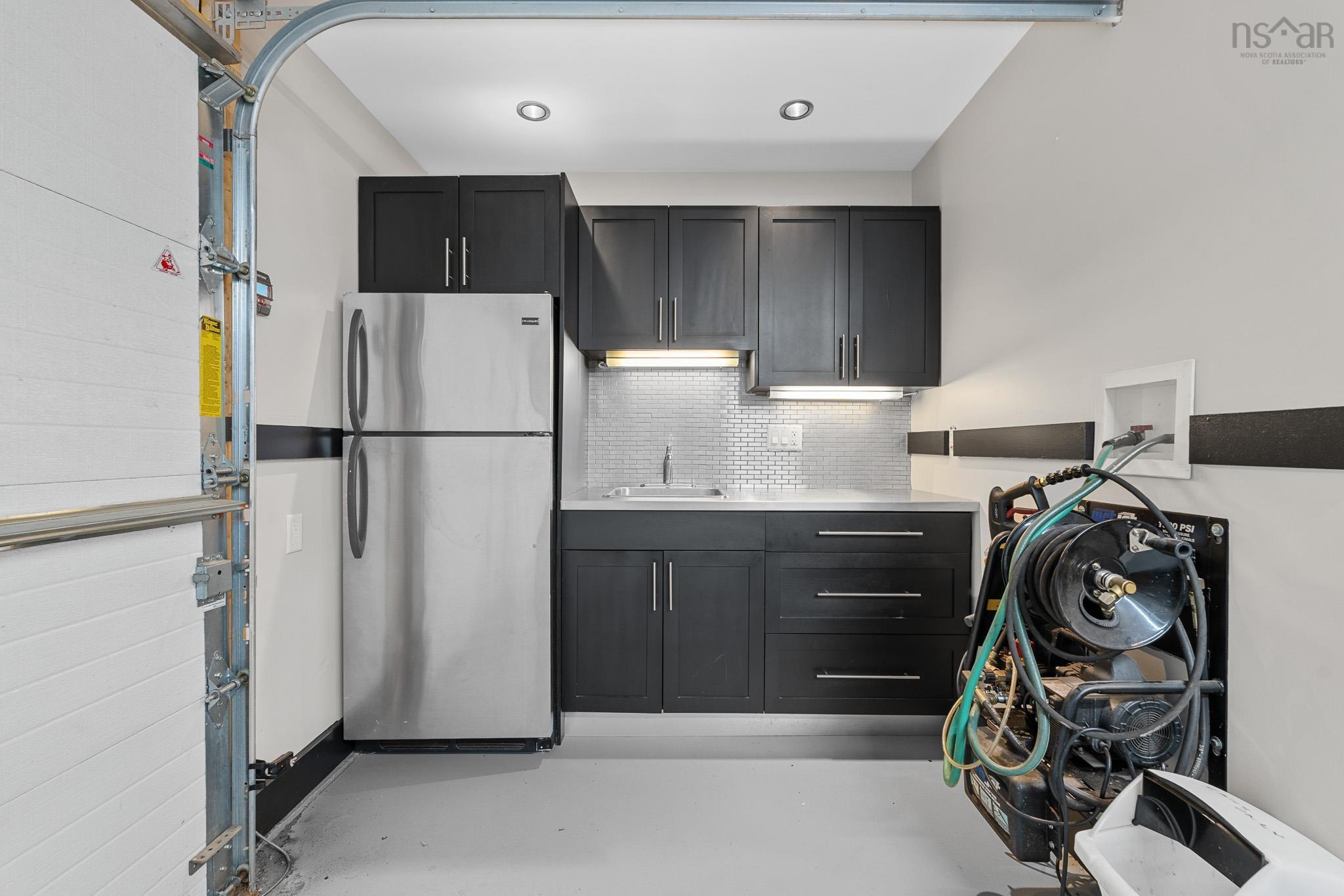 $975,000.00: 999 Hilltop Road, Sutherland Lake