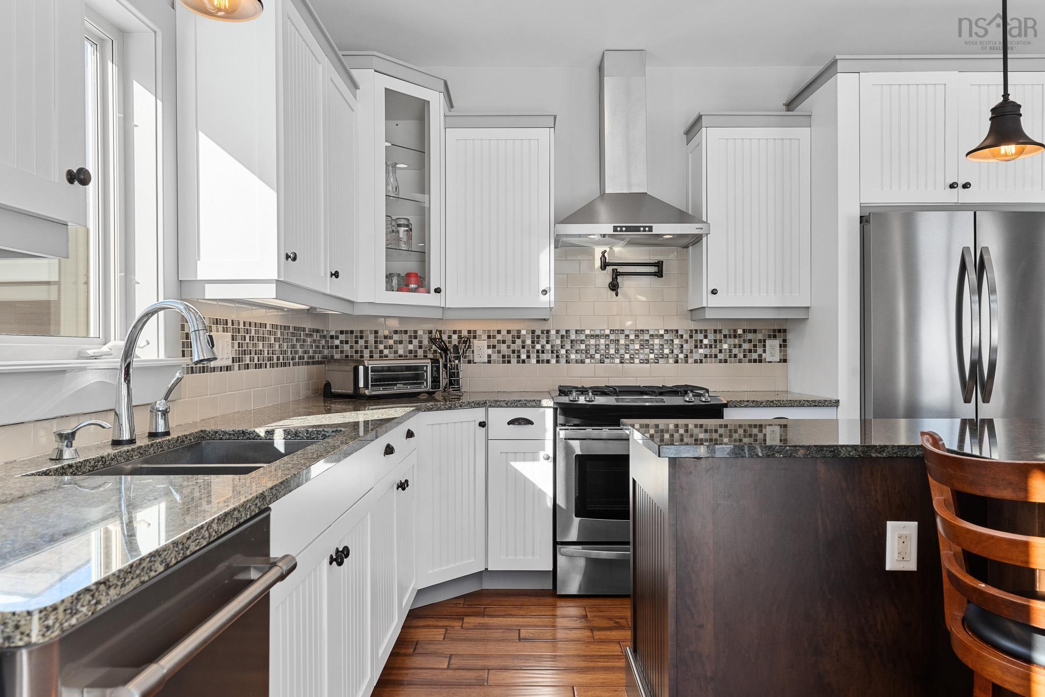 $975,000.00: 999 Hilltop Road, Sutherland Lake