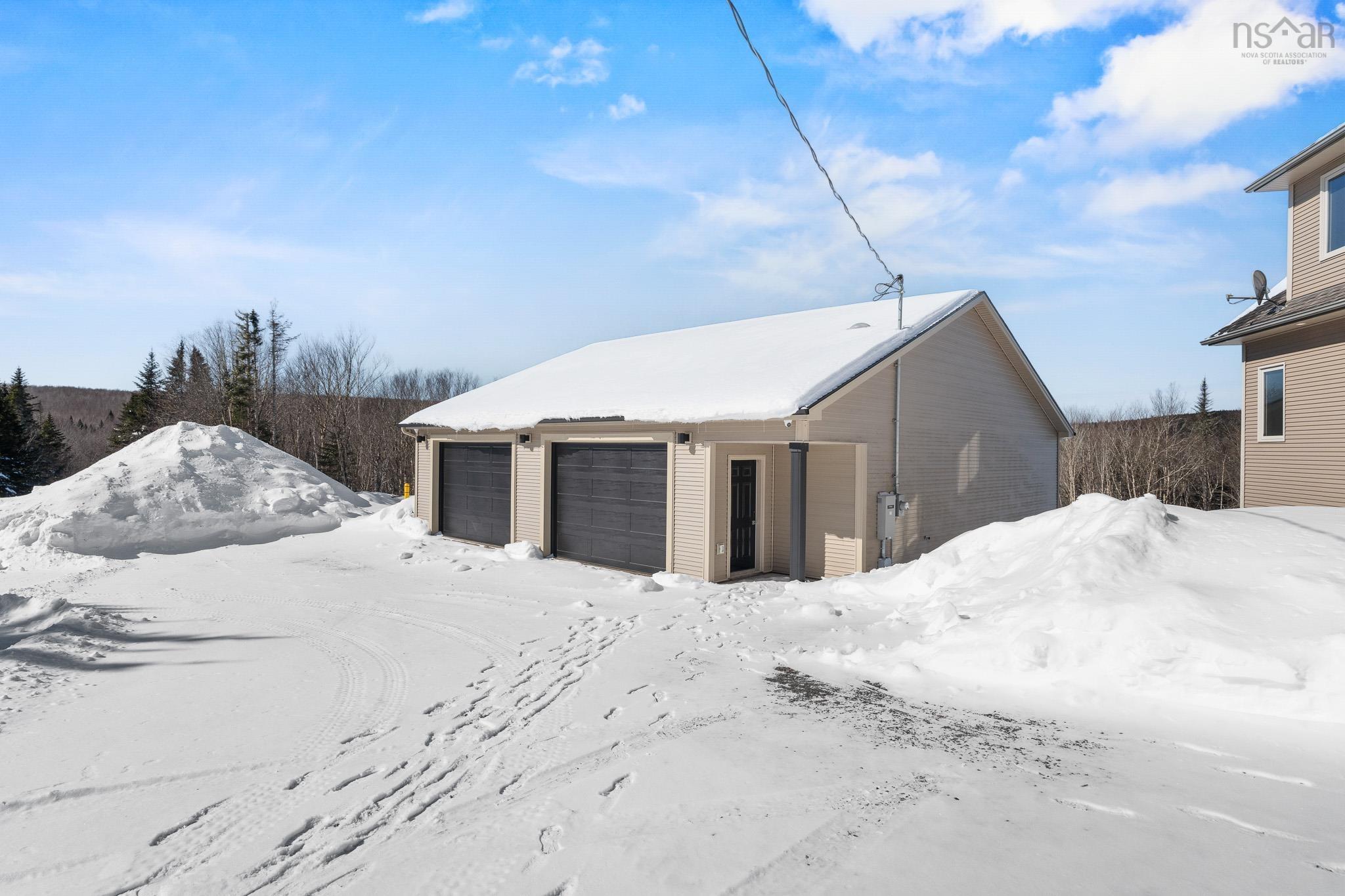 $975,000.00: 999 Hilltop Road, Sutherland Lake