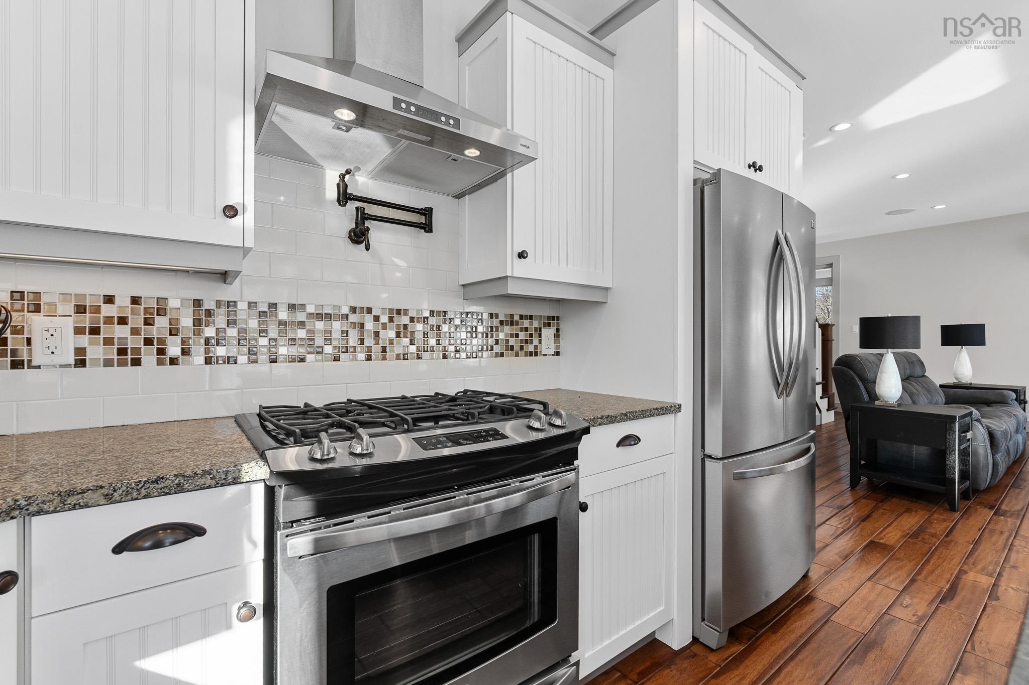 $975,000.00: 999 Hilltop Road, Sutherland Lake