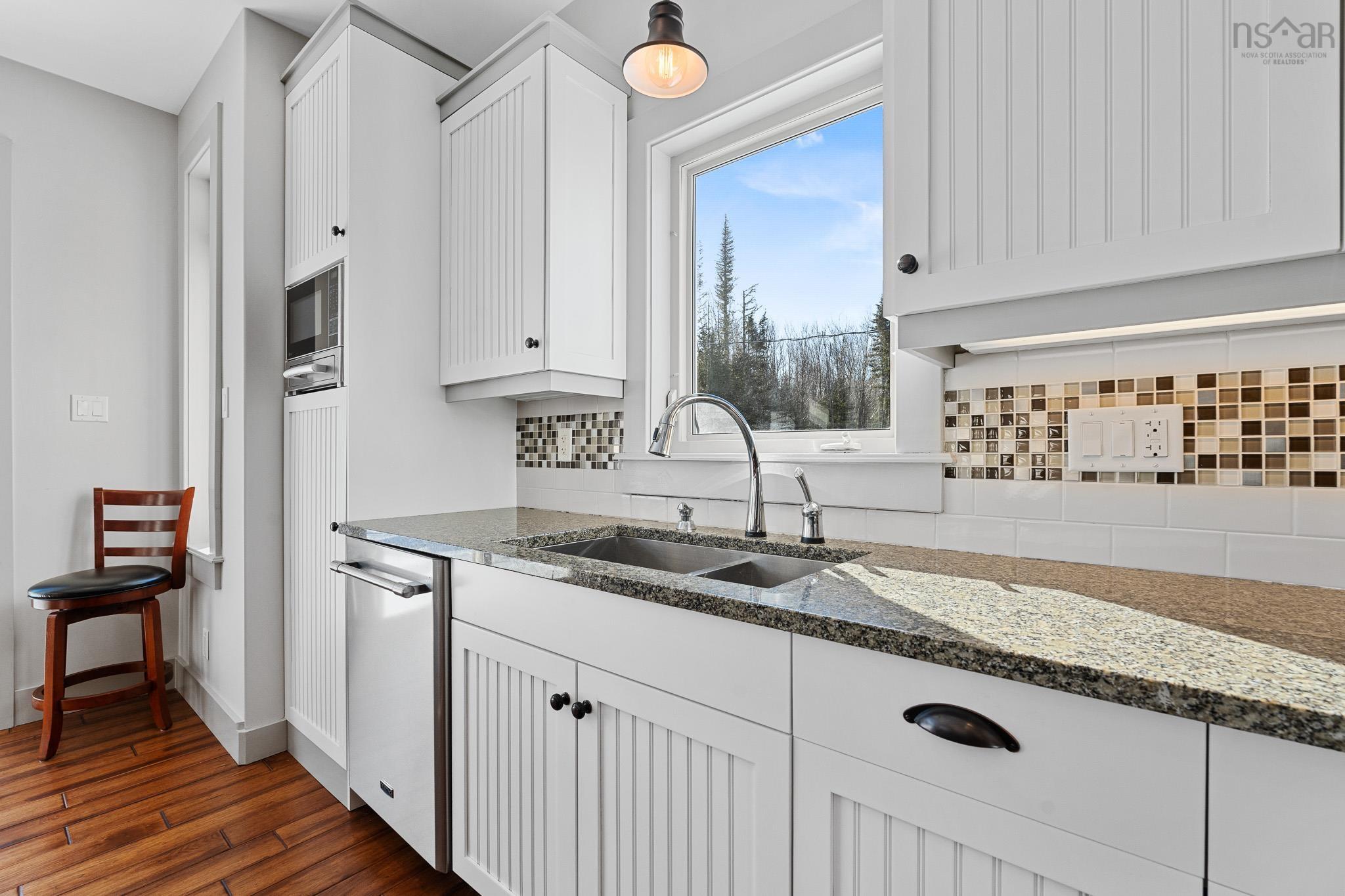 $975,000.00: 999 Hilltop Road, Sutherland Lake