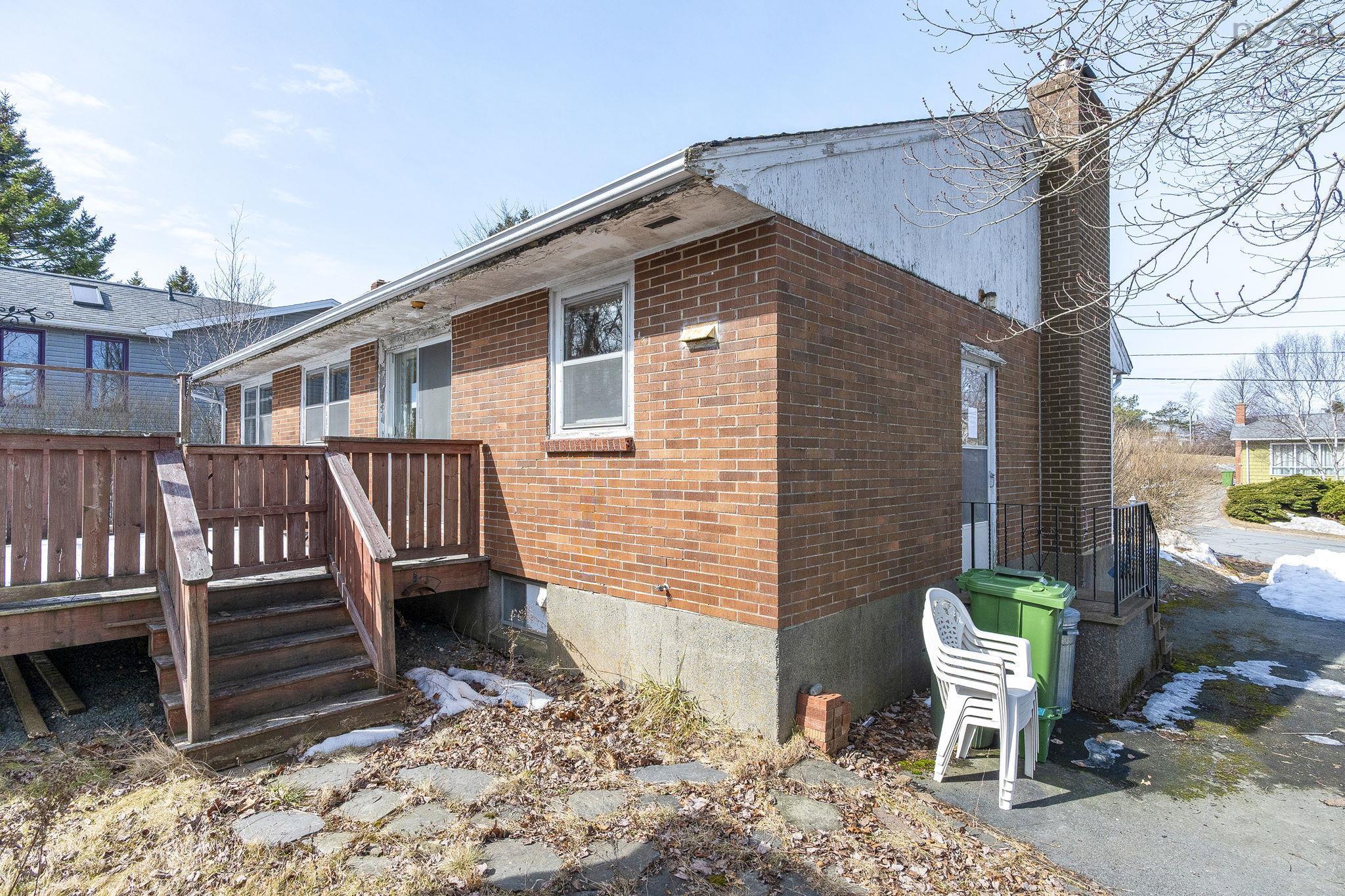 $299,900.00: 42 Oakwood Avenue, Dartmouth