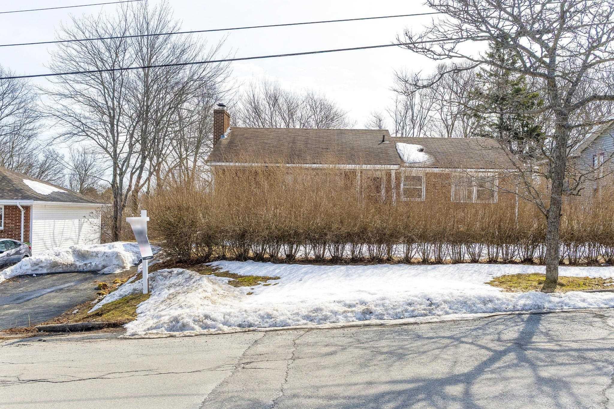 $299,900.00: 42 Oakwood Avenue, Dartmouth