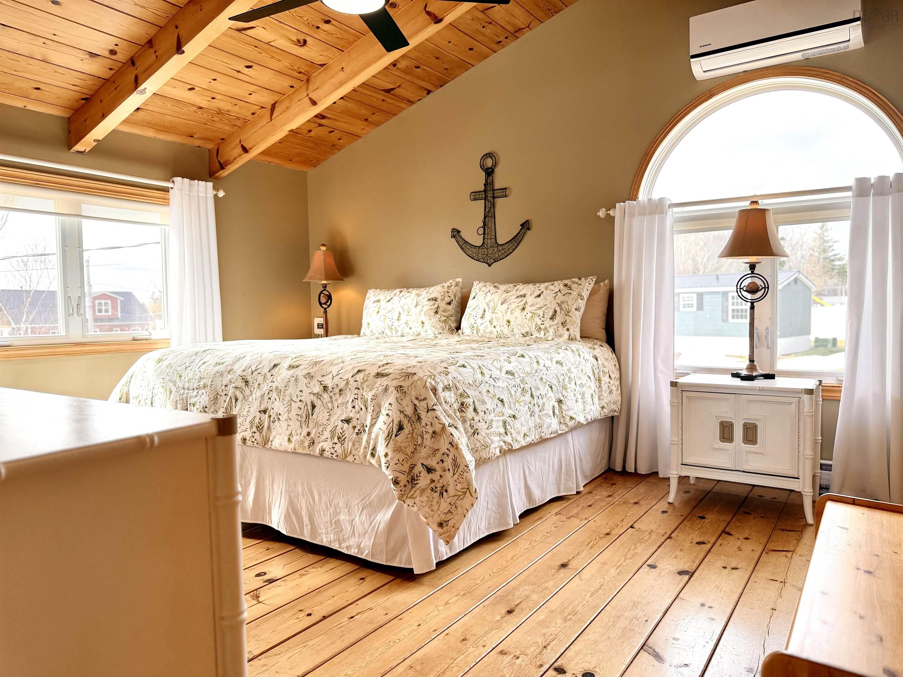 $599,900.00: 32 Island View Lane, Linden