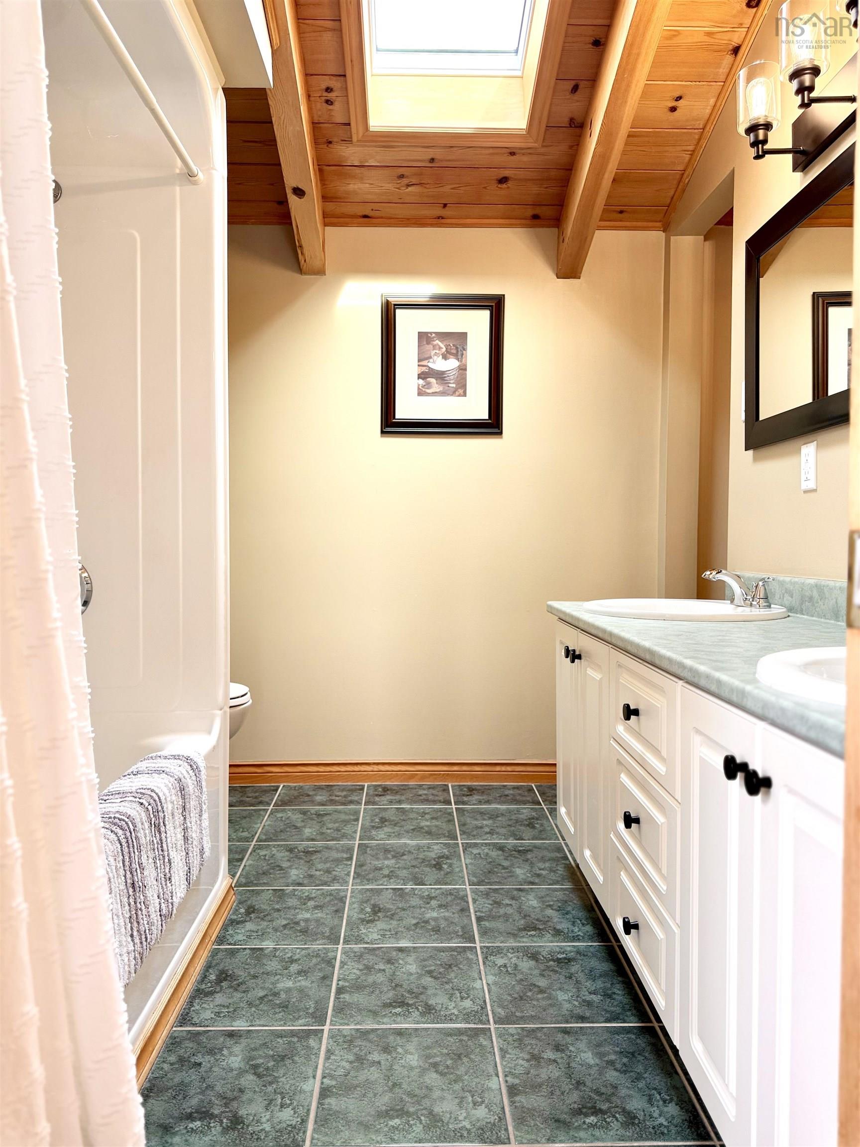 $599,900.00: 32 Island View Lane, Linden