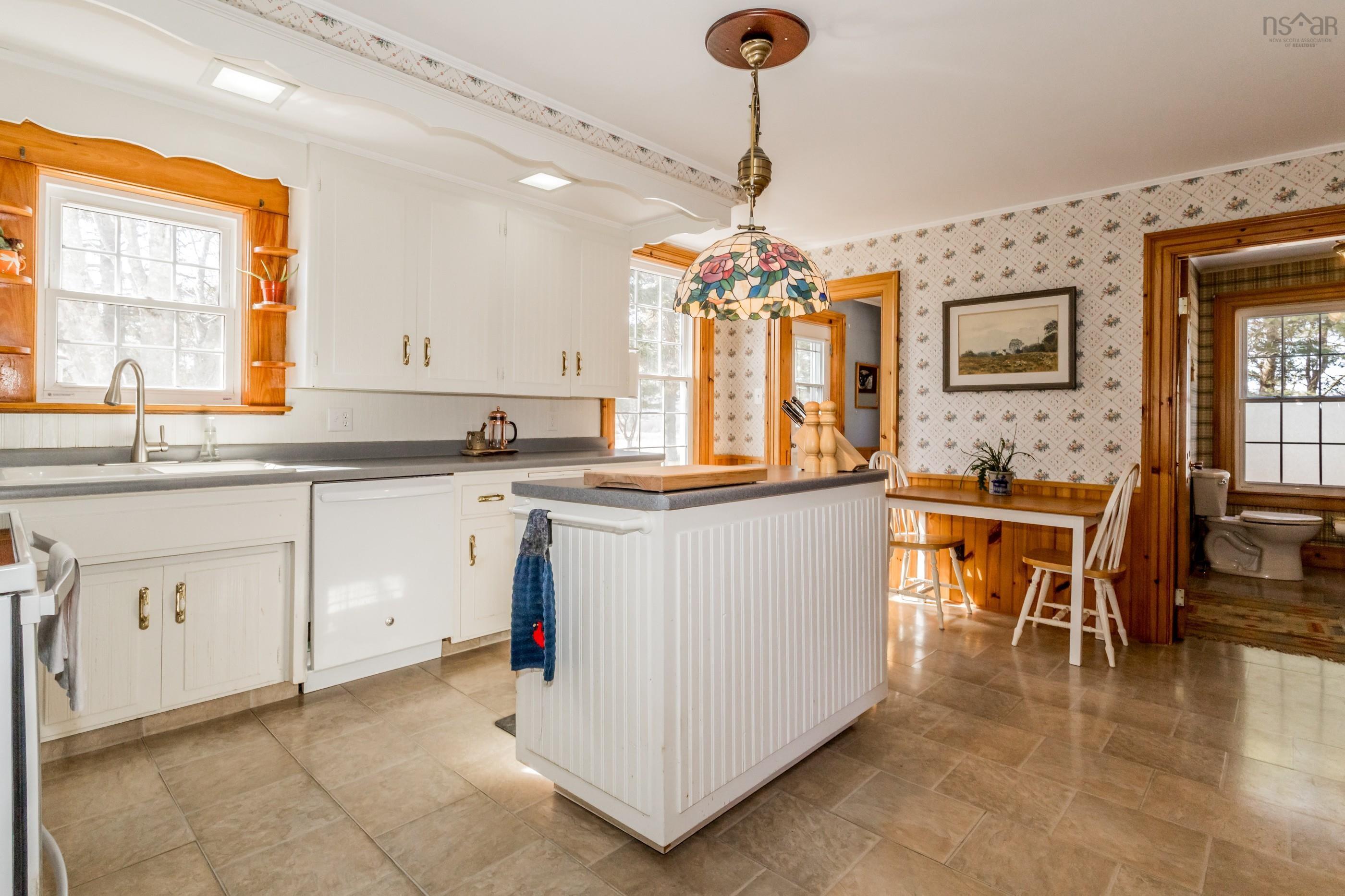 $465,000.00: 1303 Highway 201, Round Hill