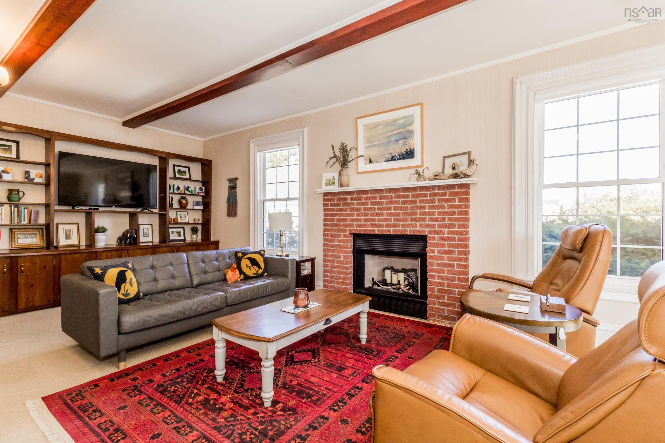 $465,000.00: 1303 Highway 201, Round Hill