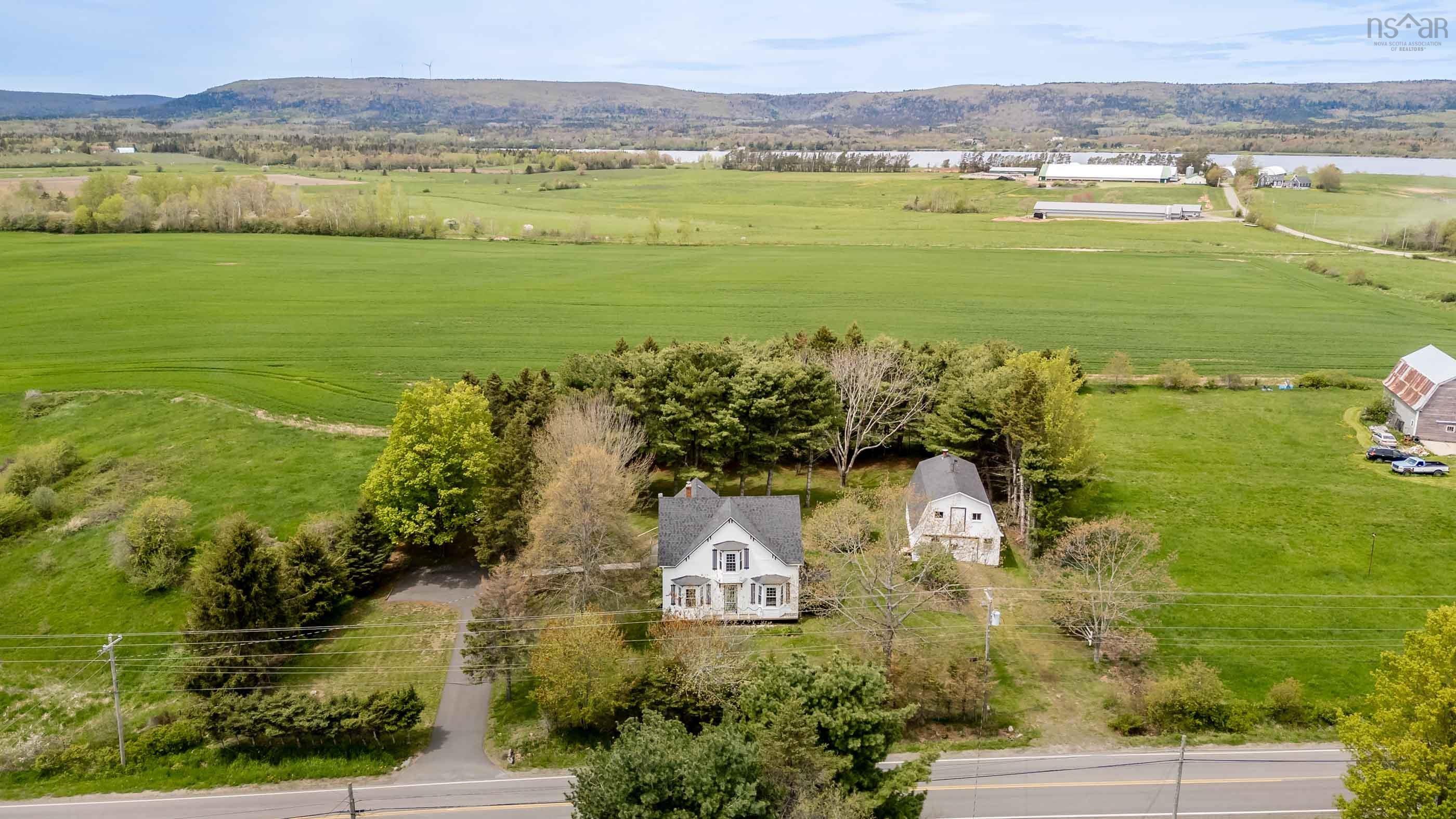 $465,000.00: 1303 Highway 201, Round Hill