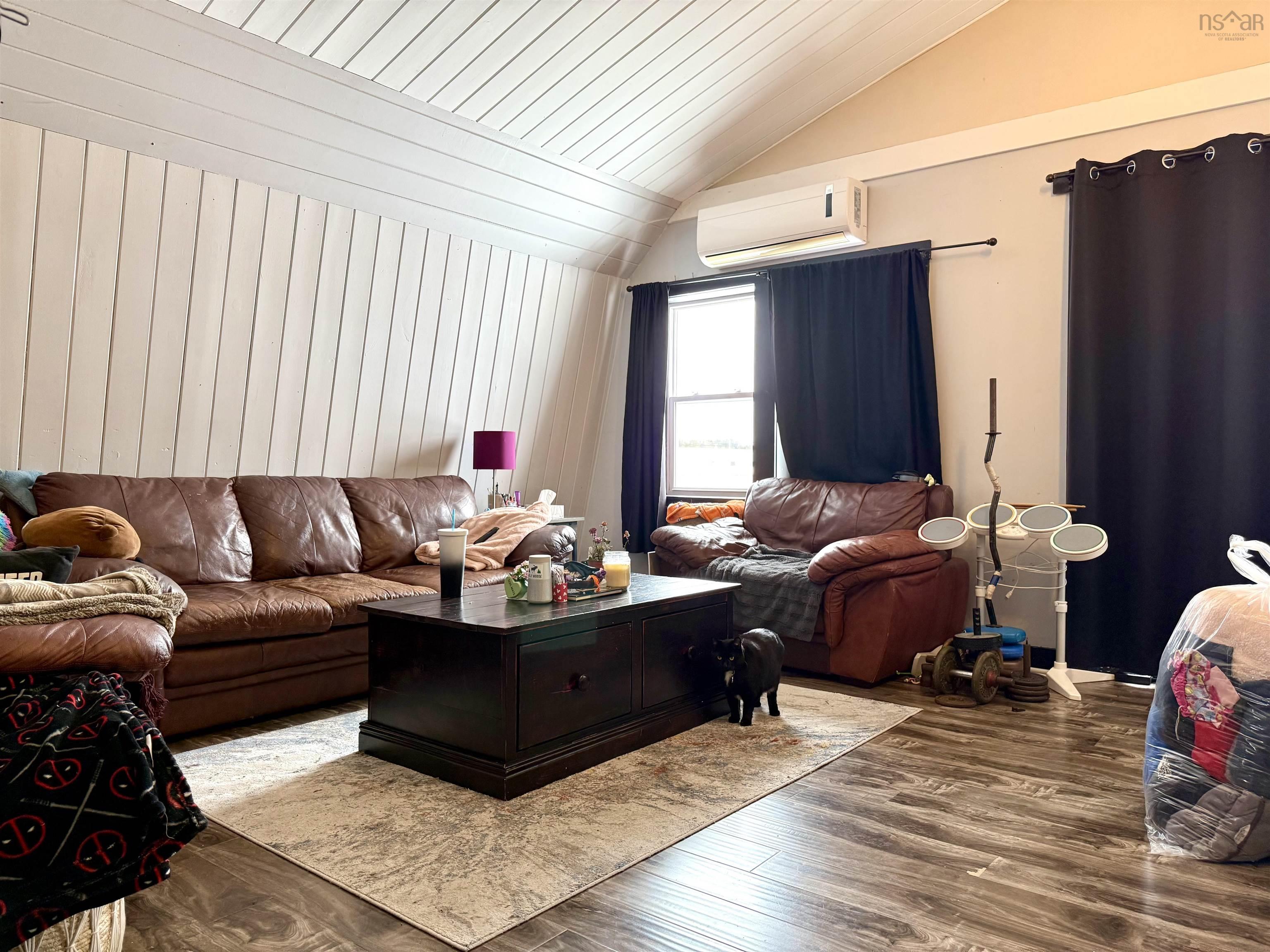 $274,900.00: 21453 2 Highway, Fort Lawrence