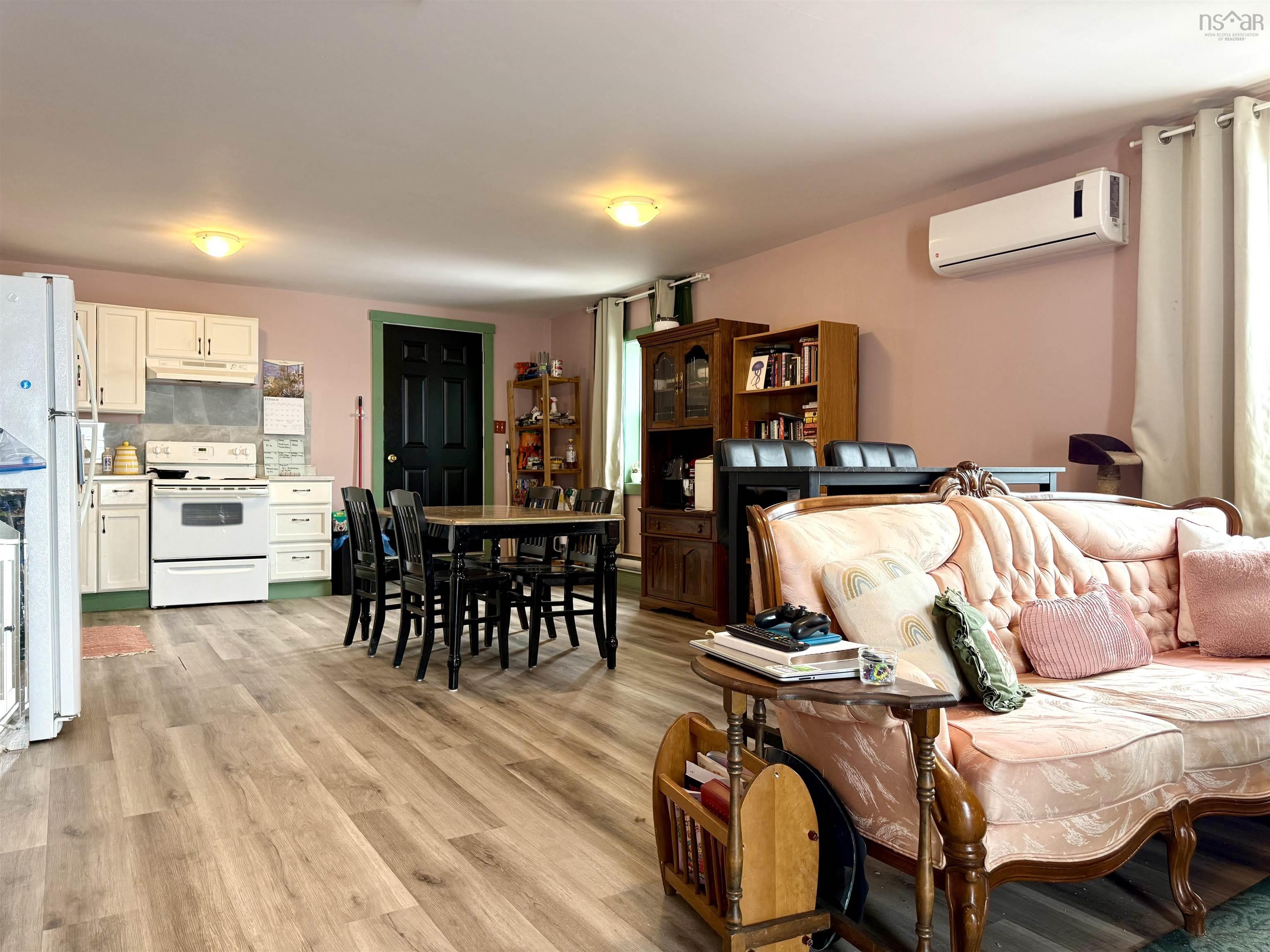 $274,900.00: 21453 2 Highway, Fort Lawrence