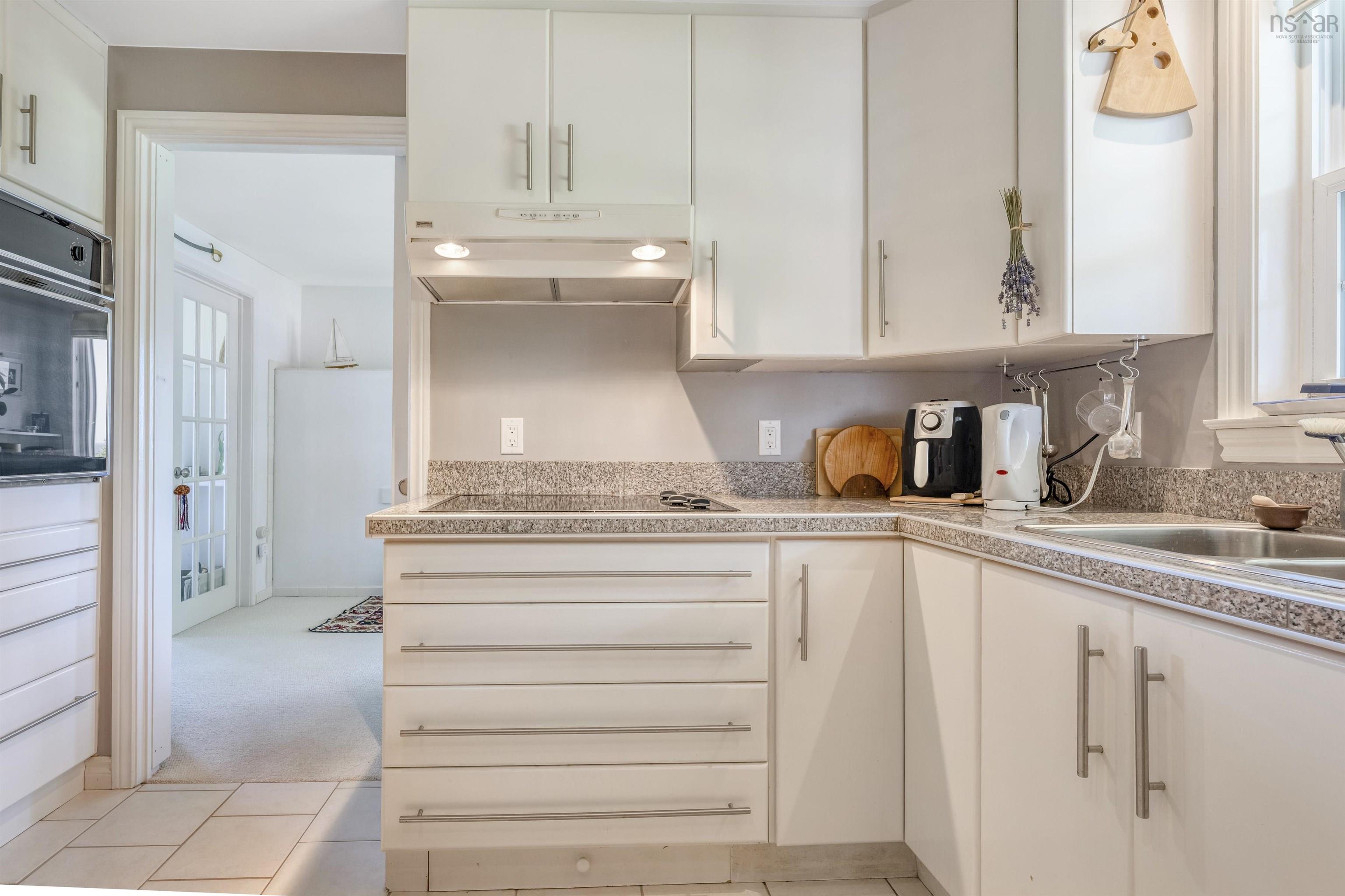 $998,000.00: 210 South Cove Drive, Feltzen South