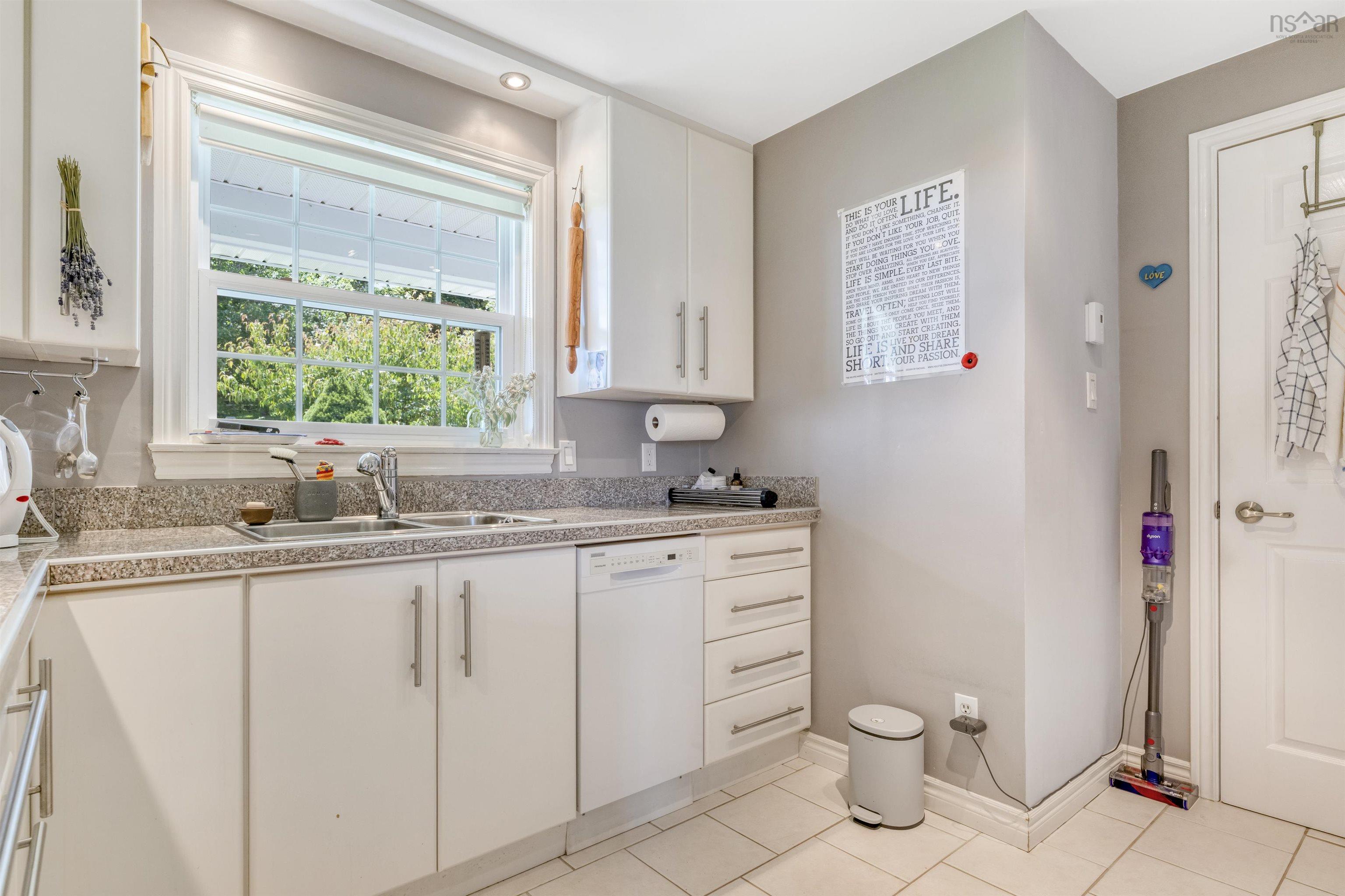 $998,000.00: 210 South Cove Drive, Feltzen South