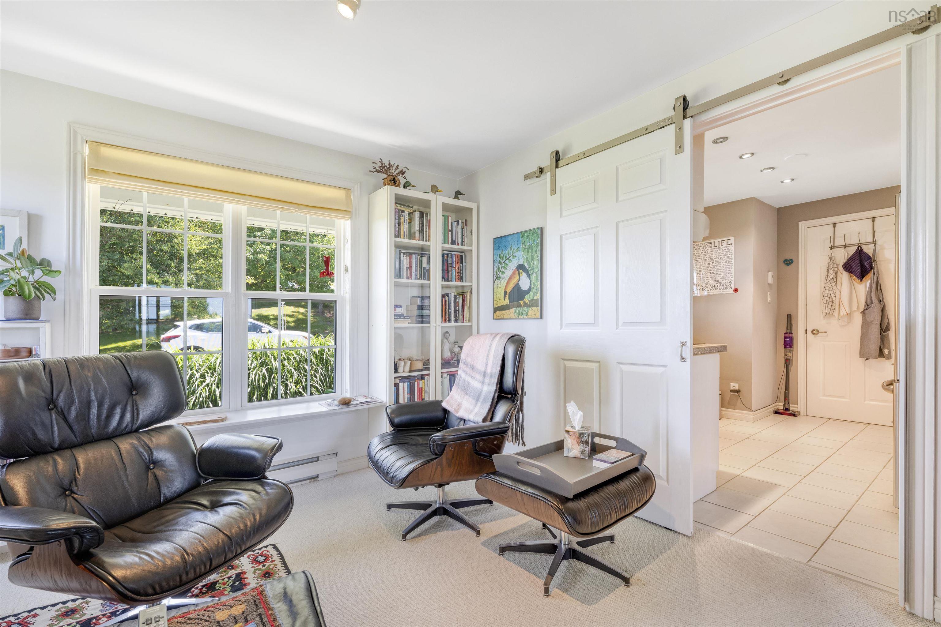 $998,000.00: 210 South Cove Drive, Feltzen South