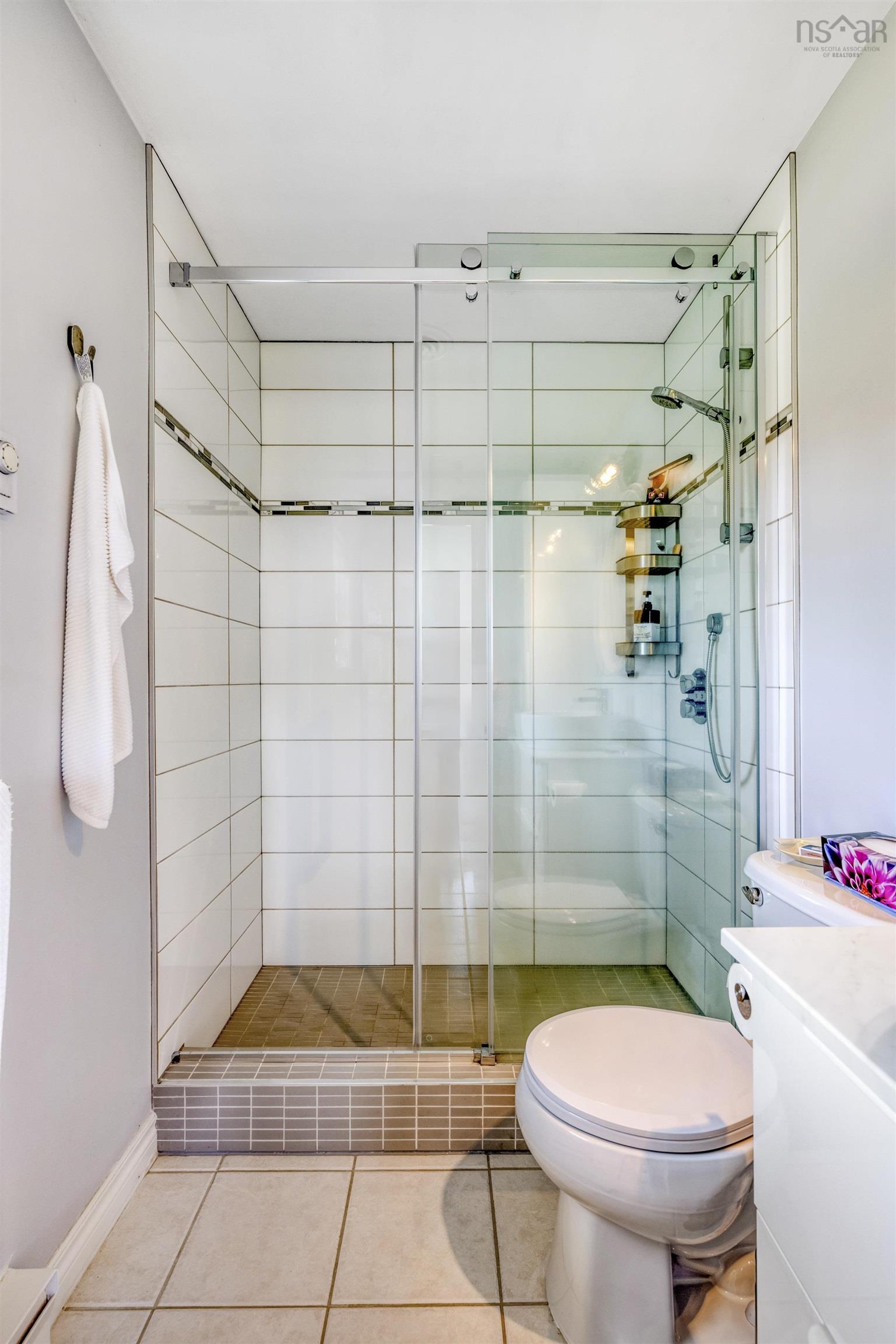 $998,000.00: 210 South Cove Drive, Feltzen South