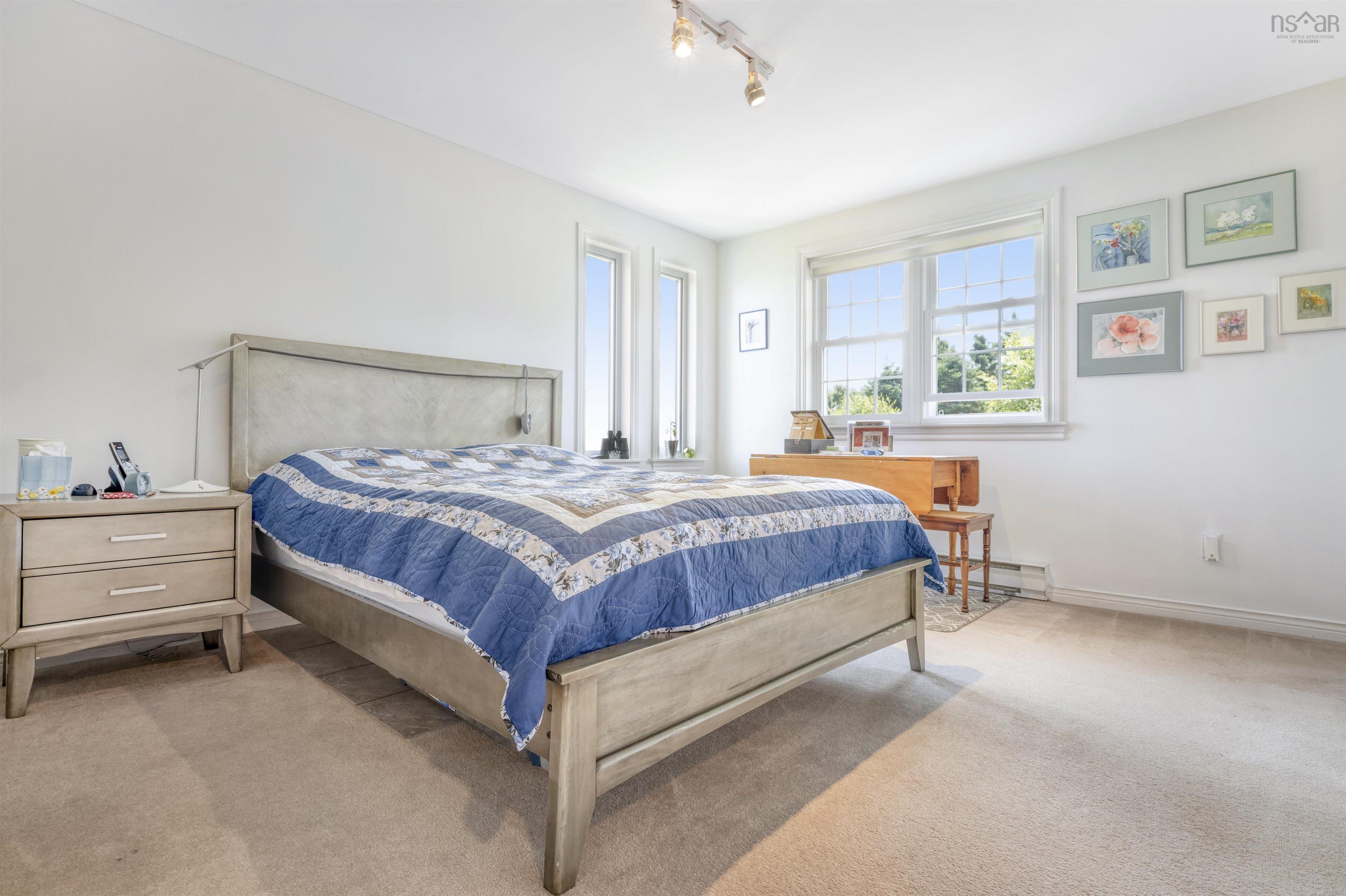 $998,000.00: 210 South Cove Drive, Feltzen South