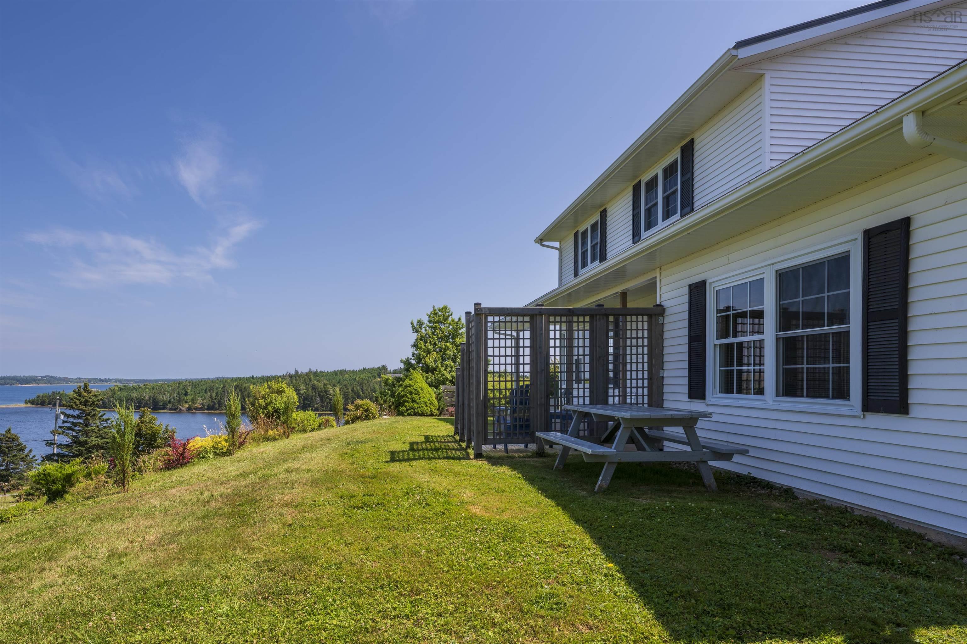 $998,000.00: 210 South Cove Drive, Feltzen South