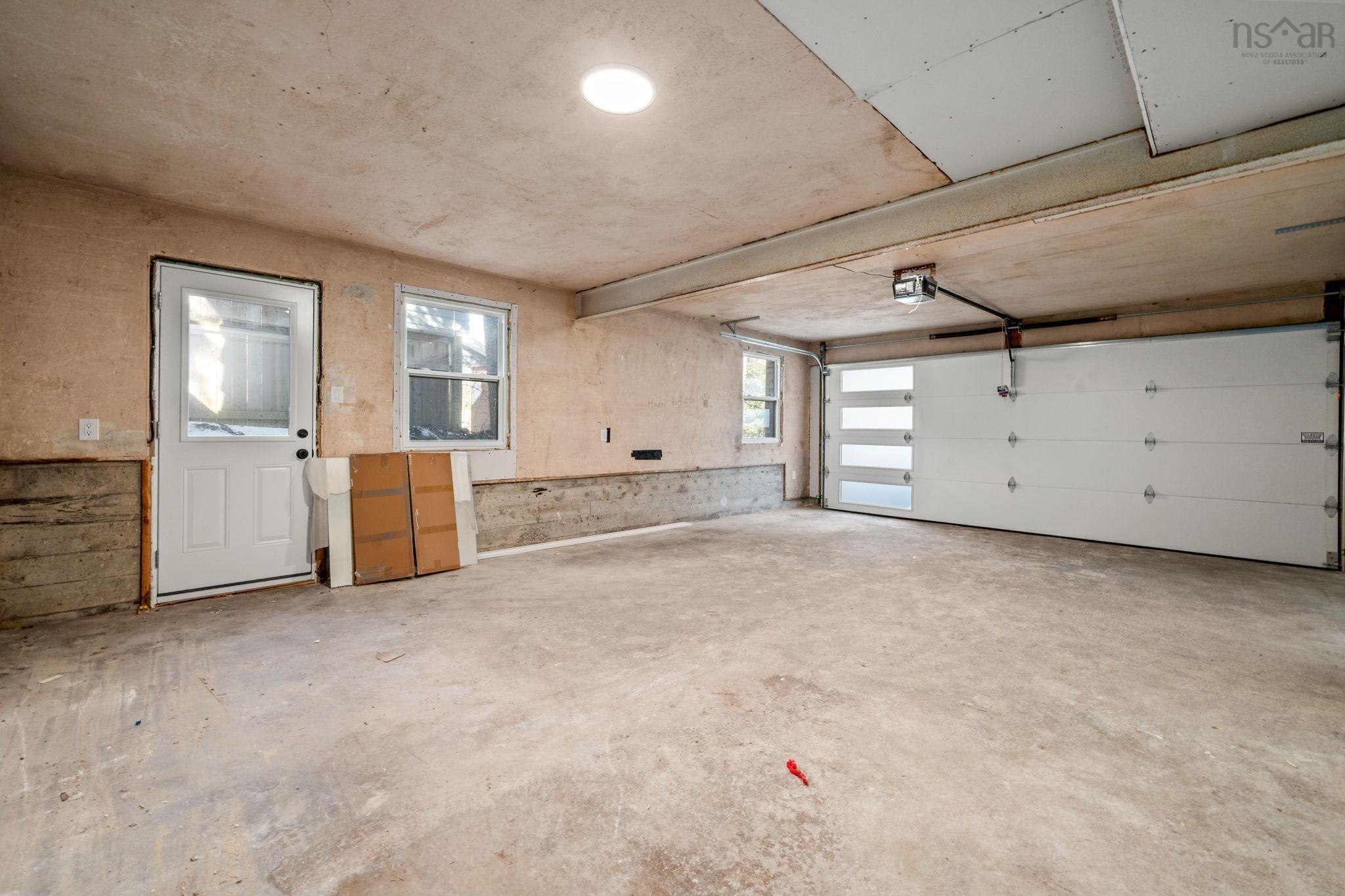 $649,900.00: 196 Lacewood Drive, Halifax Regional Municipality