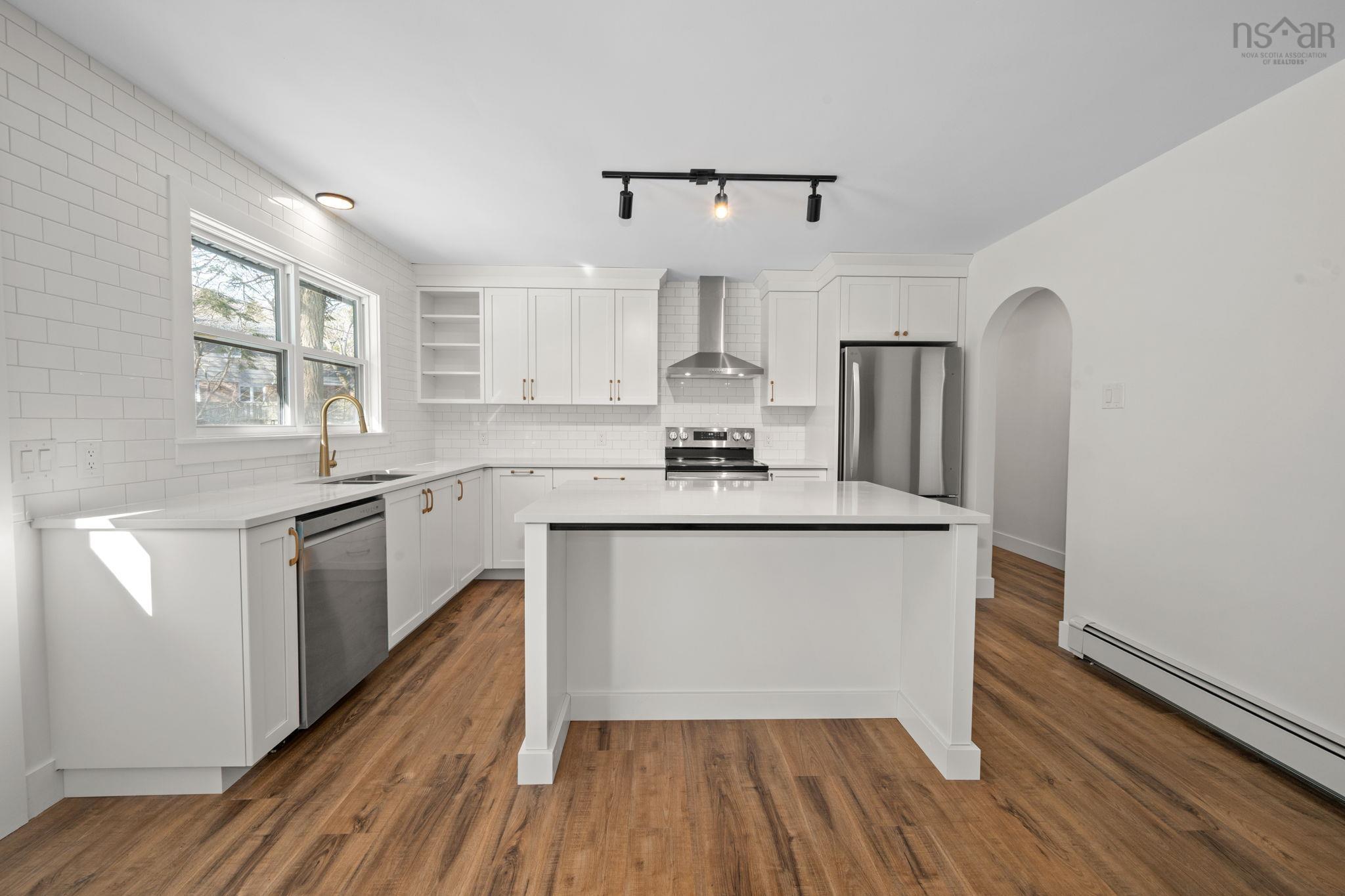 $649,900.00: 196 Lacewood Drive, Halifax Regional Municipality